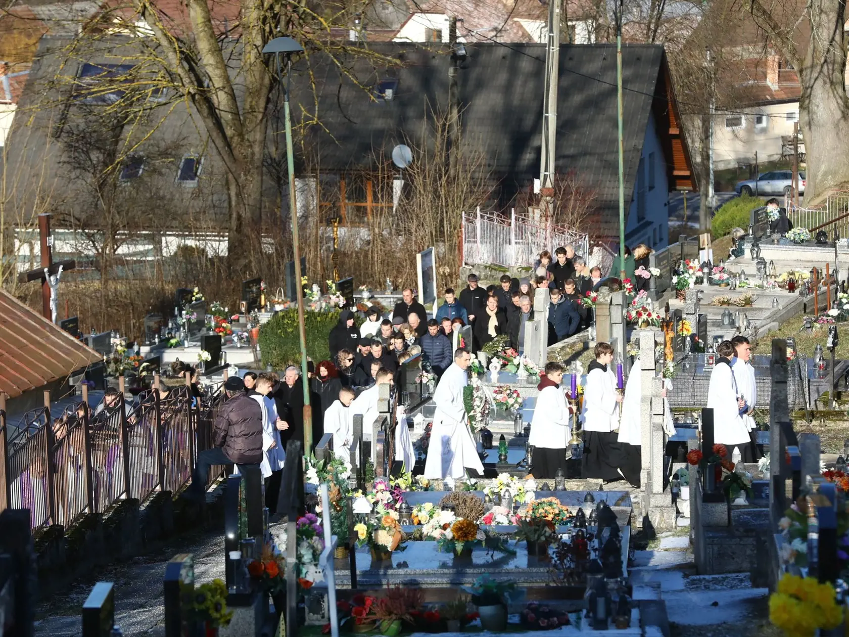 Na pohrebe sa zúčastnilo okolo 300 ľudí.