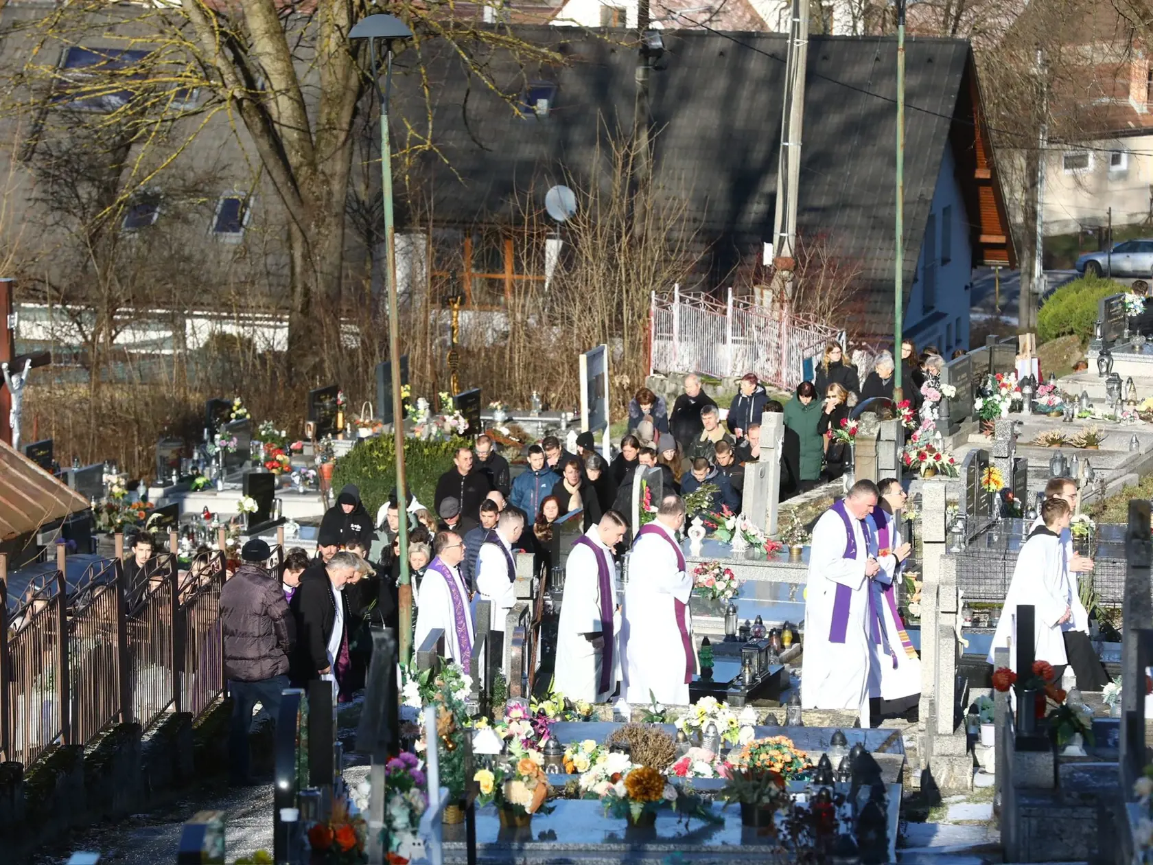 Pri vkladaní rakvy do hrobu sa cintorínom ozýval zúfalý plač jeho matky.