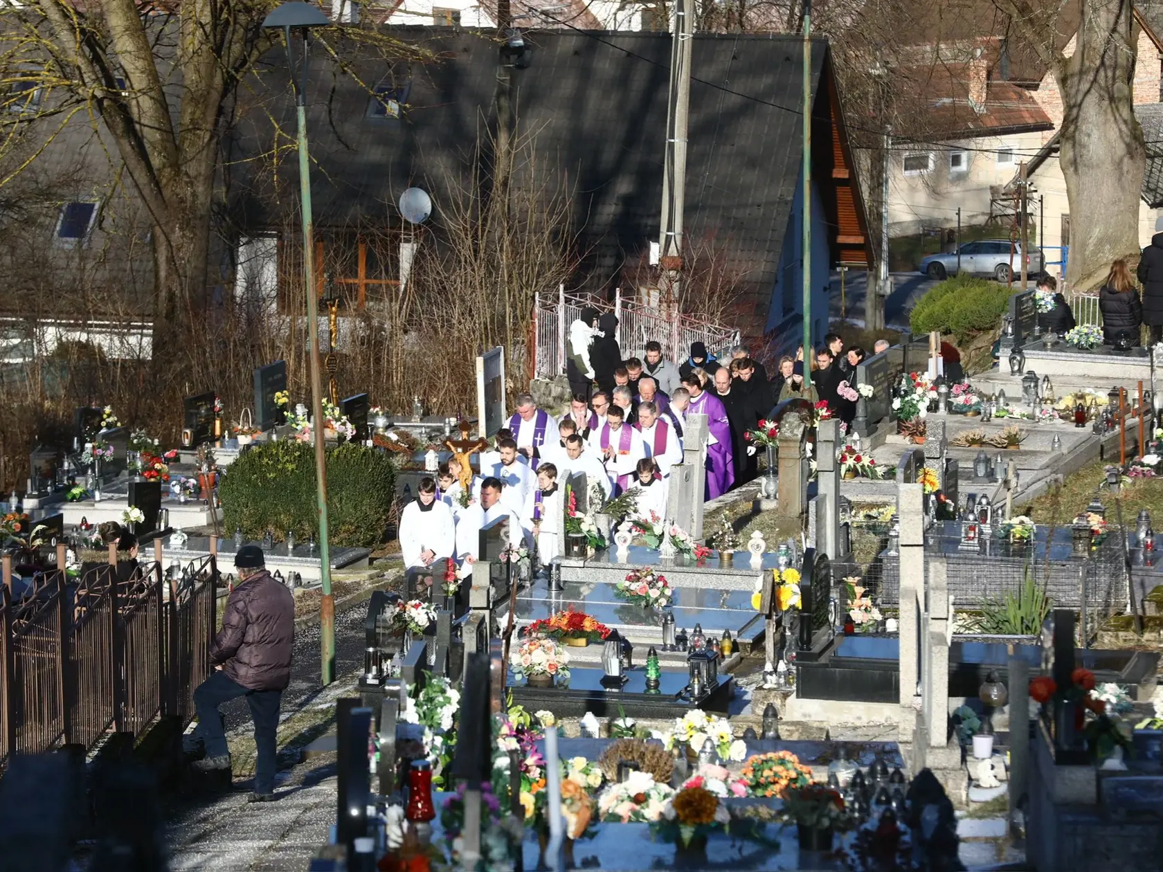 Na snímke pohreb zosnulého Petra (†17), ktorý zahynul počas tragickej autonehody blízko svojej rodnej obce.
