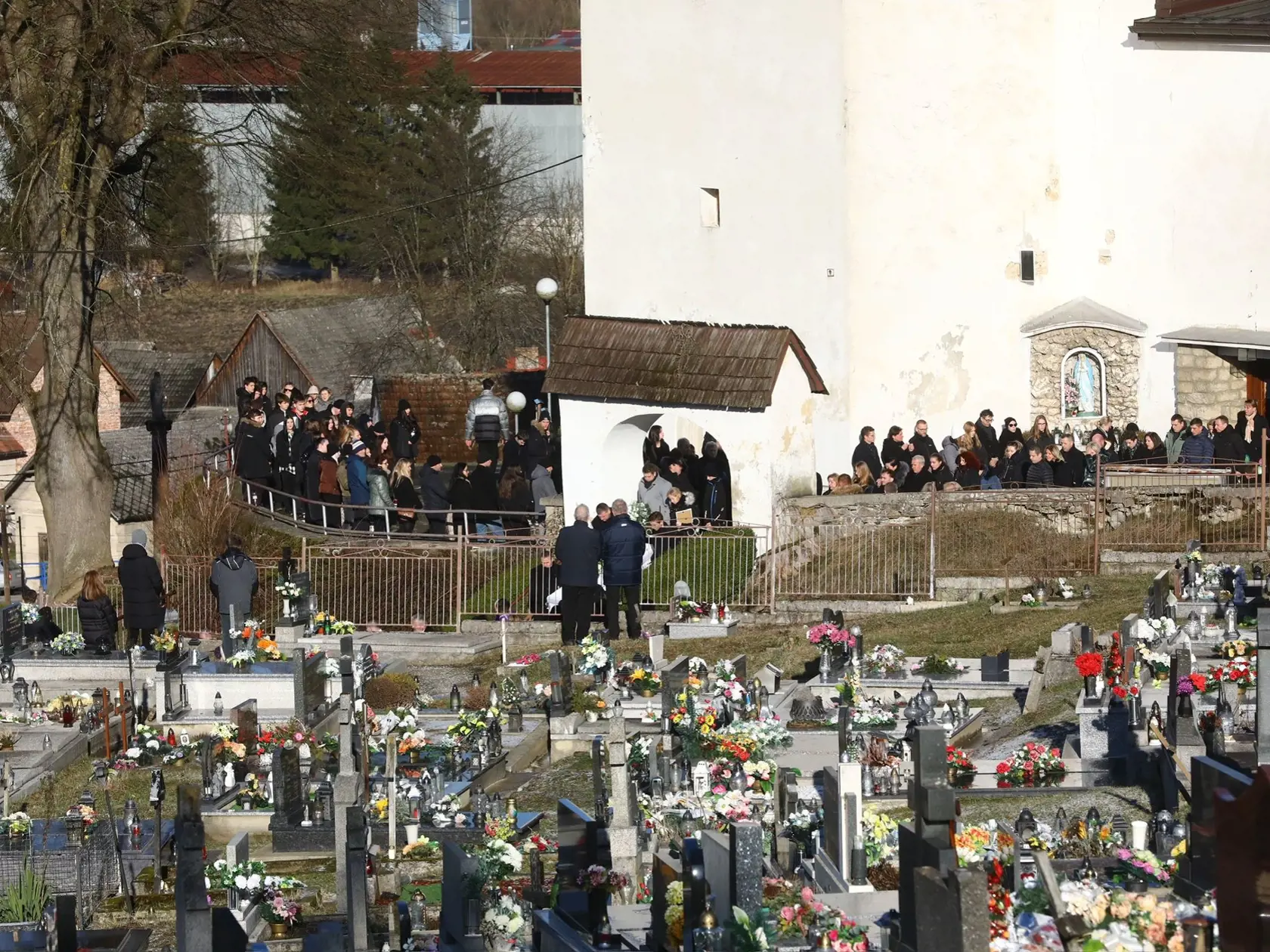 Na snímke pohreb zosnulého Petra (†17), ktorý zahynul počas tragickej autonehody blízko svojej rodnej obce.