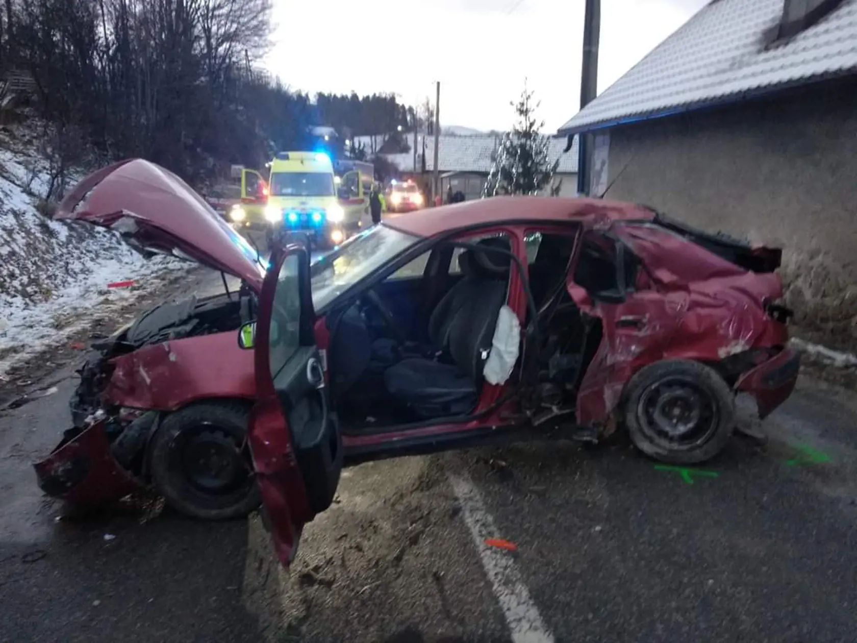 Tragická dopravná nehoda, ktorá sa stala v pondelok popoludní v miestnej časti obce Domaniža Kardošova Vieska v Považskobystrickom okrese, si vyžiadala životy 17-ročného a 22-ročného muža.