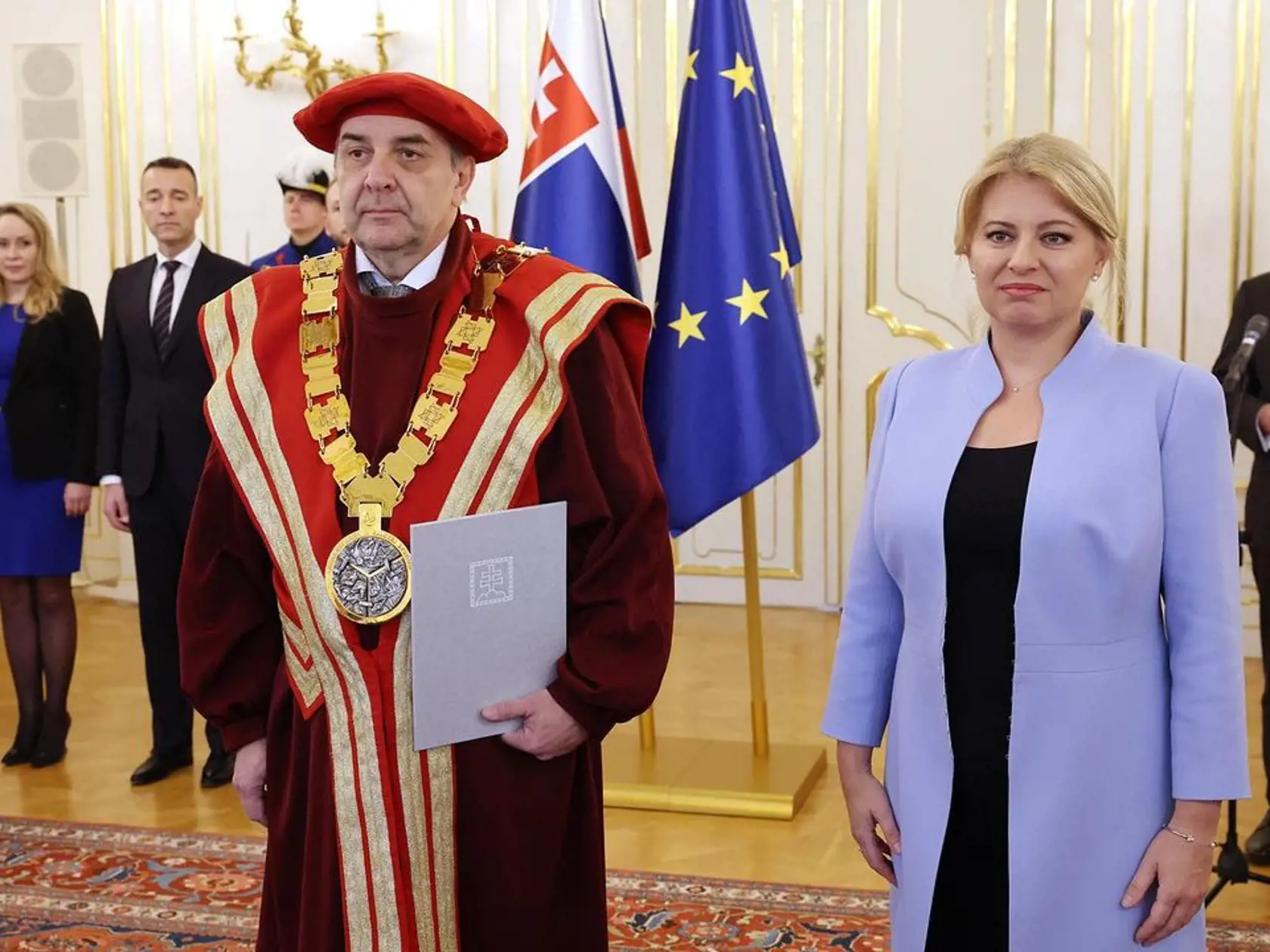 Cop doplnila top gumičkou s perlami.