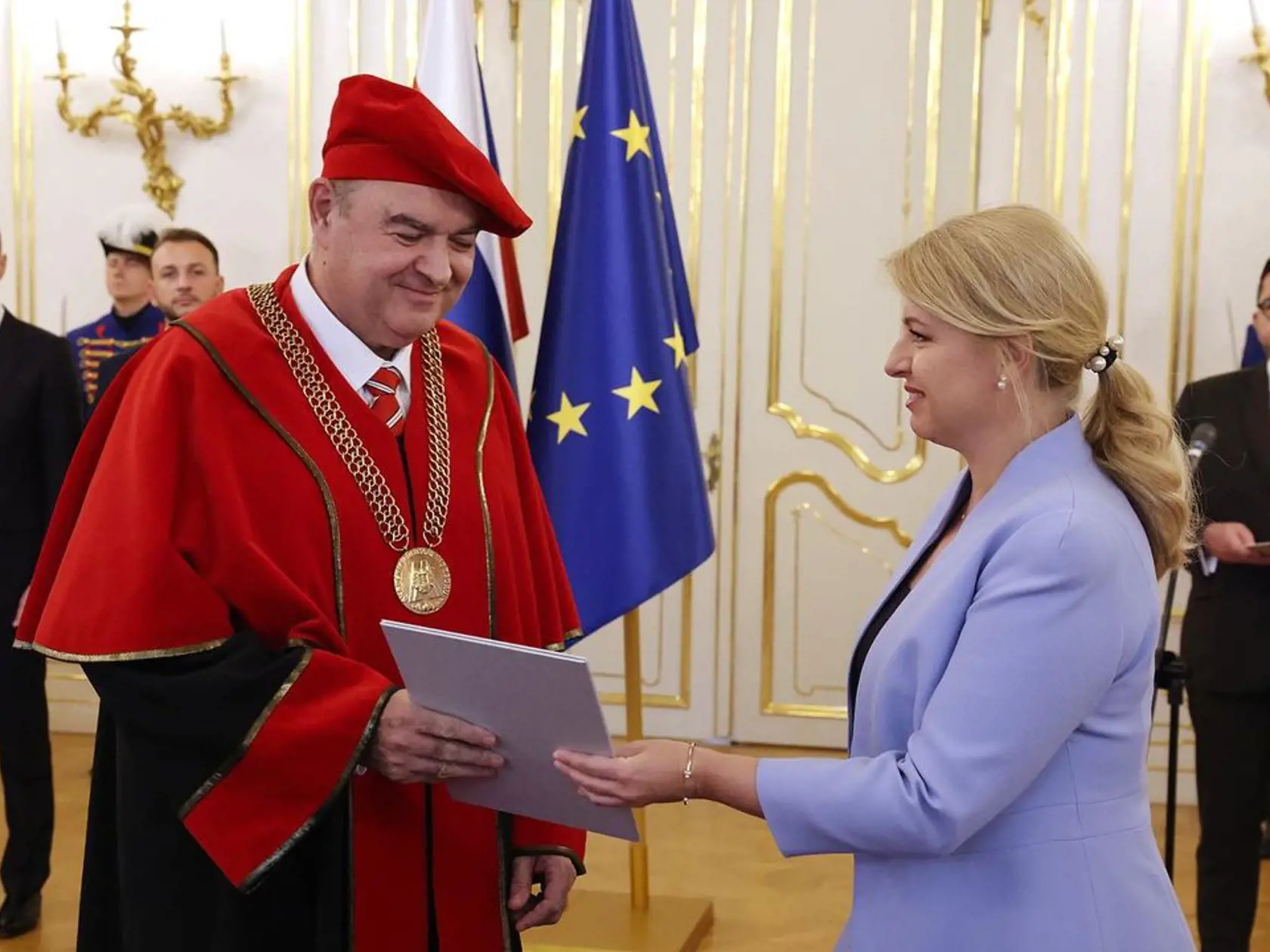 Cop doplnila top gumičkou s perlami.