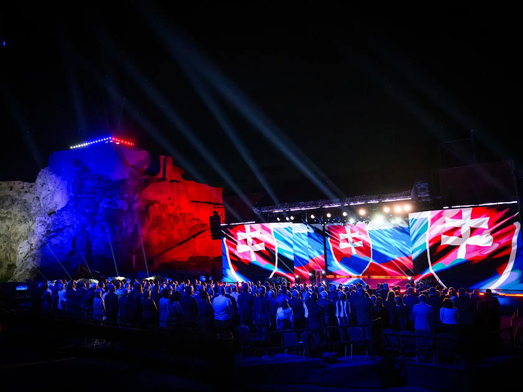 Štátna hymna počas galavečera v rámci osláv sviatku Cyrila a Metoda na Devíne v Bratislave 5. júla 2025. Hrad Devín v Bratislave je v sobotu opäť miestom celoslovenských cyrilo-metodských osláv. Pre návštevníkov bol pripravený celodenný program, ktorý priblížil históriu, umenie, zvyky, ľudovú tvorivosť, pripravené boli aj ekumenické bohoslužby. Podujatie má priblížiť význam štátneho sviatku svätých Cyrila a Metoda. Brány areálu sa otvorili o 11.00 h. FOTO TASR - Jaroslav Novák