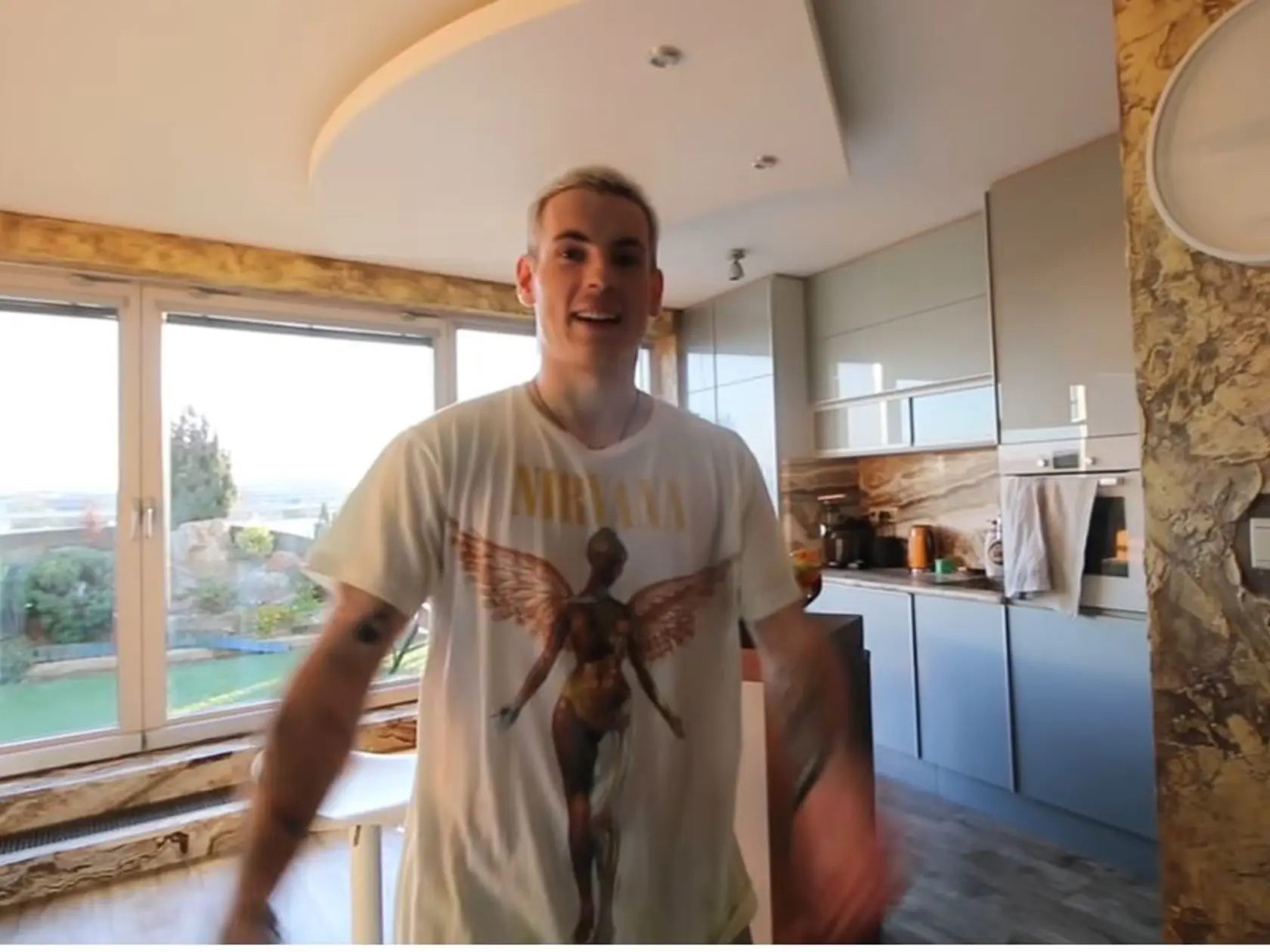 Youtuber a influencer ExplOited býva v luxusnom byte.