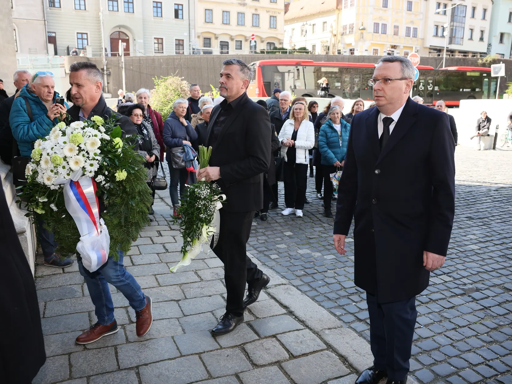 Posledná rozlúčka s hercom Štefanom Kvietikom († 90) v Dóme sv. Martina v Bratislave. Veniec od prezidenta SR Petra Pellegriniho. Za ním Lukáš Machala.
