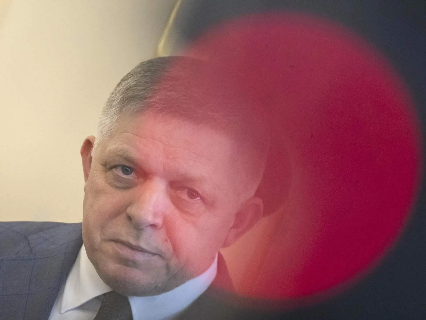 Na snímke predseda koaličnej strany Smer-SD a premiér SR Robert Fico počas tlačovej konferencie po stretnutí politických strán za okrúhlym stolom k zahraničnopolitickej orientácii Slovenska, ktoré zorganizoval prezident SR Peter Pellegrini v Prezidentskom paláci v Bratislave v utorok 4. februára 2025. Na stretnutí sa zúčastnili predsedovia koaličných strán za Smer-SD Robert Fico, Hlas-SD Matúš Šutaj Eštok a SNS Andrej Danko. Predseda opozičného KDH Milan Majerský pozvanie na stretnutie prijal, ale na spoločnom vyhlásení sa nezúčastnil. Opozičné PS a SaS sa na stretnutí za okrúhlym stolom nezúčastnili.