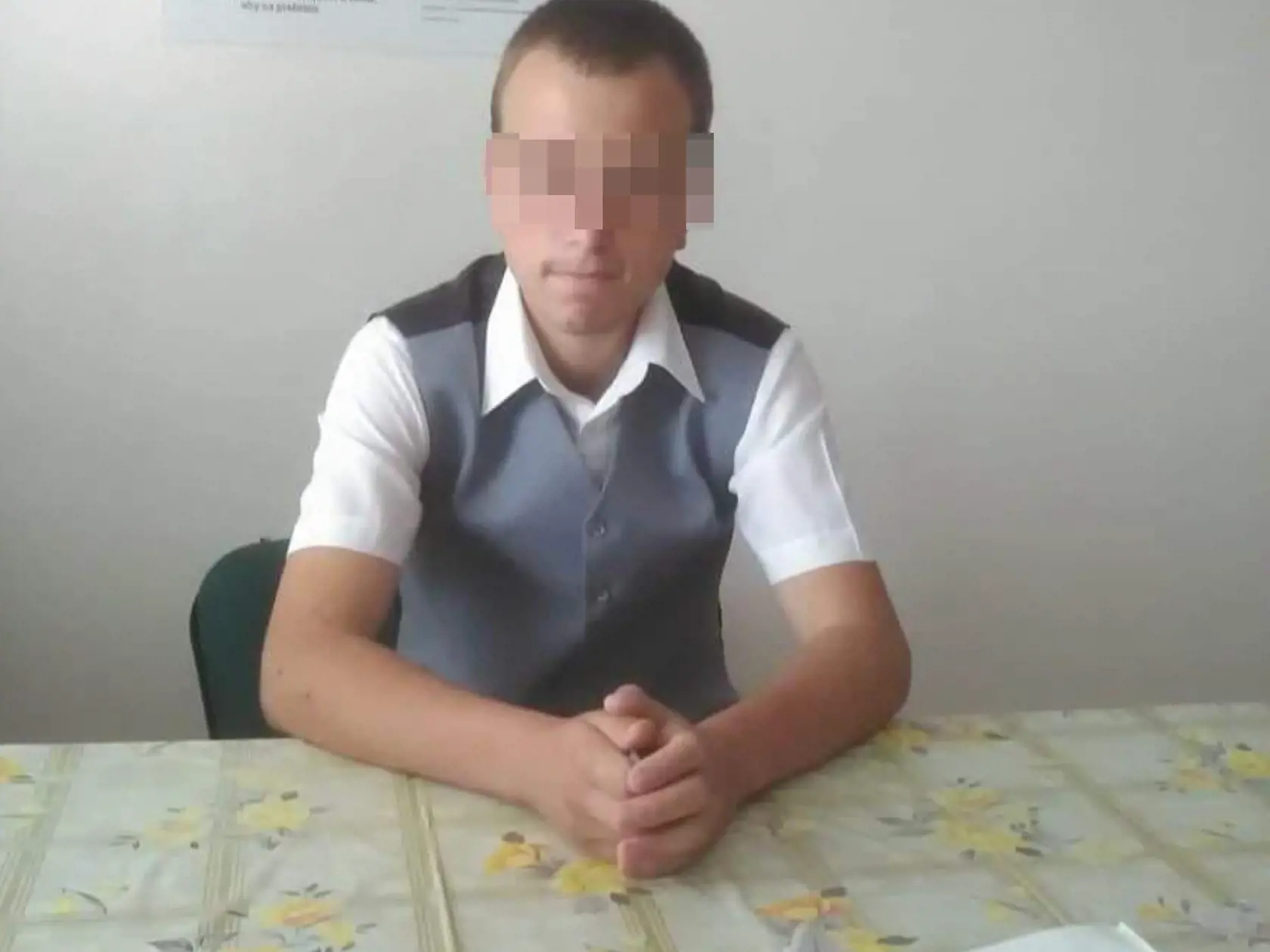 Jediný syn svojich rodičov, na ktorého dlho túžobne čakali. Mal potýčky so svojim otcom, ktorý zomrel pred dvomi rokmi a podľa susedov bol agresívny aj na svoju matku.