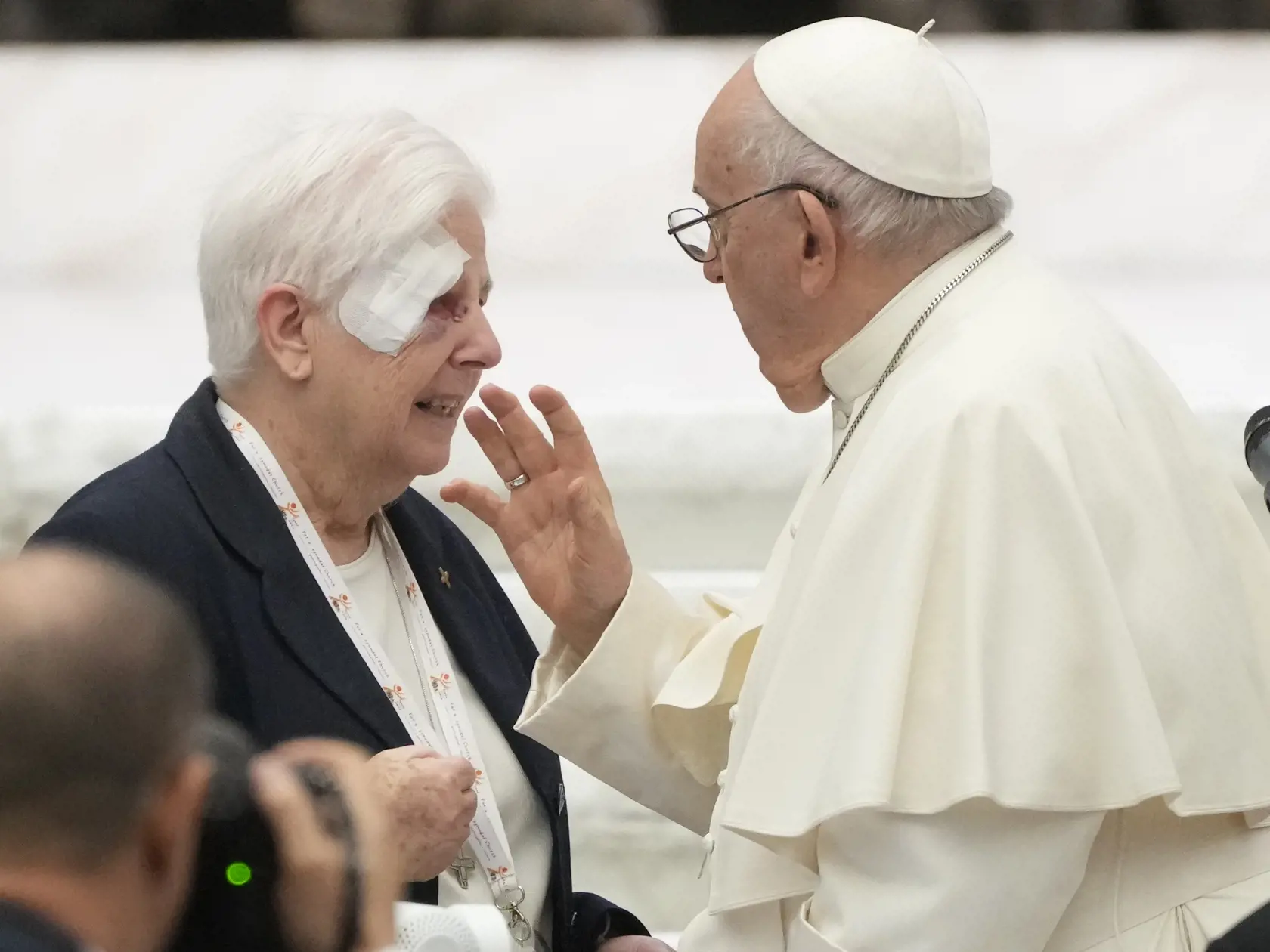 Na snímke pápež František pozdravuje sestru Patriciu Murrayovú počas zasadnutia 16. generálneho zhromaždenia biskupskej synody v aule Pavla VI. vo Vatikáne pondelok 23. októbra 2023.
