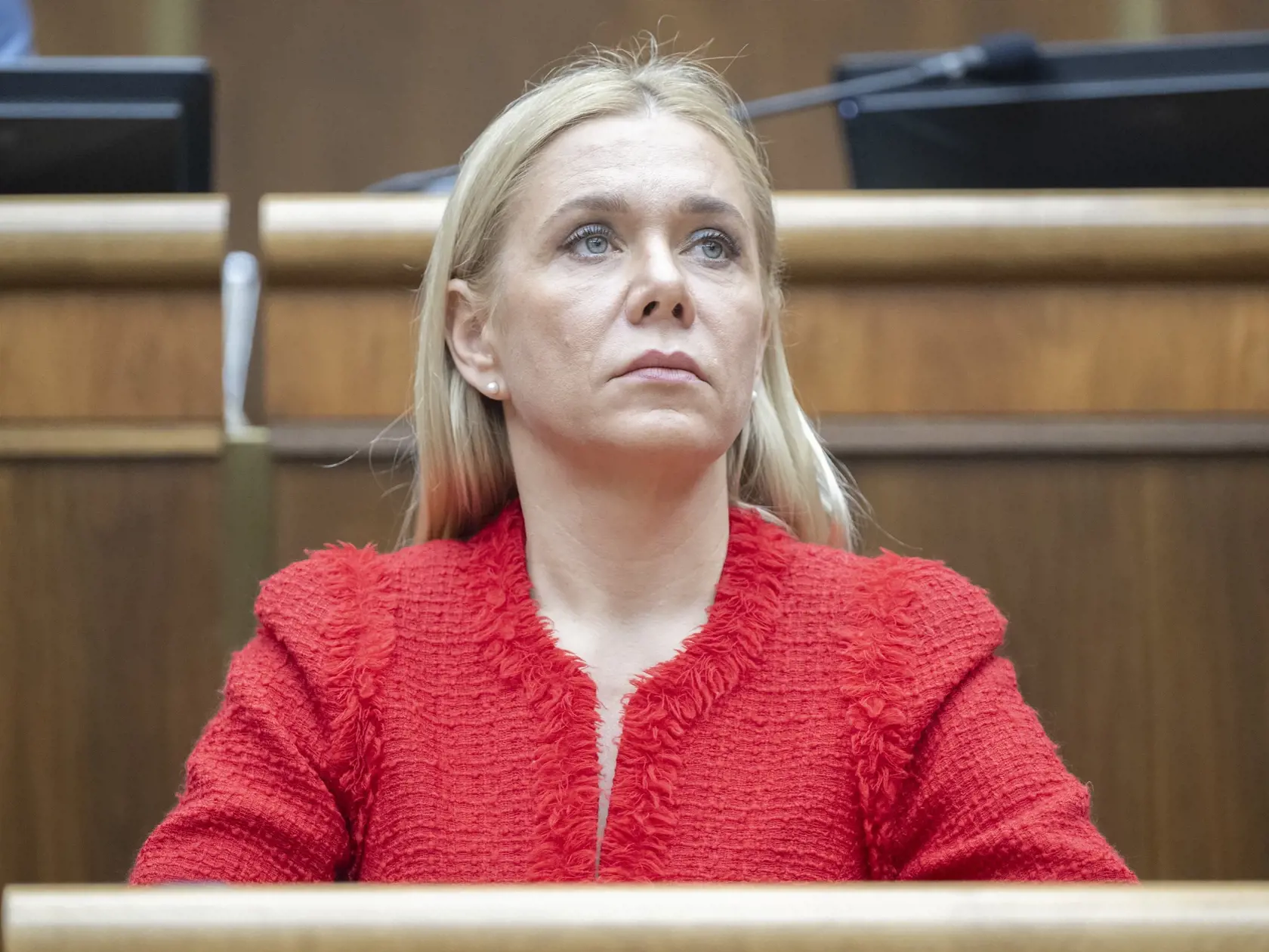 Na snímke podpredsedníčka vlády SR a ministerka hospodárstva SR Denisa Saková (Hlas-SD) počas rokovania 12. a 13. schôdze paramentu SR. Poslanci Národnej rady (NR) SR neodvolali Zuzanu Dolinkovú (Hlas-SD) z postu ministerky zdravotníctva SR ani ministerku kultúry SR Martinu Šimkovičovú (nominantka SNS). Rozhodli o tom v utorkovom hlasovaní. Za opozičný návrh na jej odvolanie hlasovalo 64 poslancov zo 142 prítomných, proti bolo 78. V Bratislave 14. mája 2024. FOTO TASR - Martin Baumann