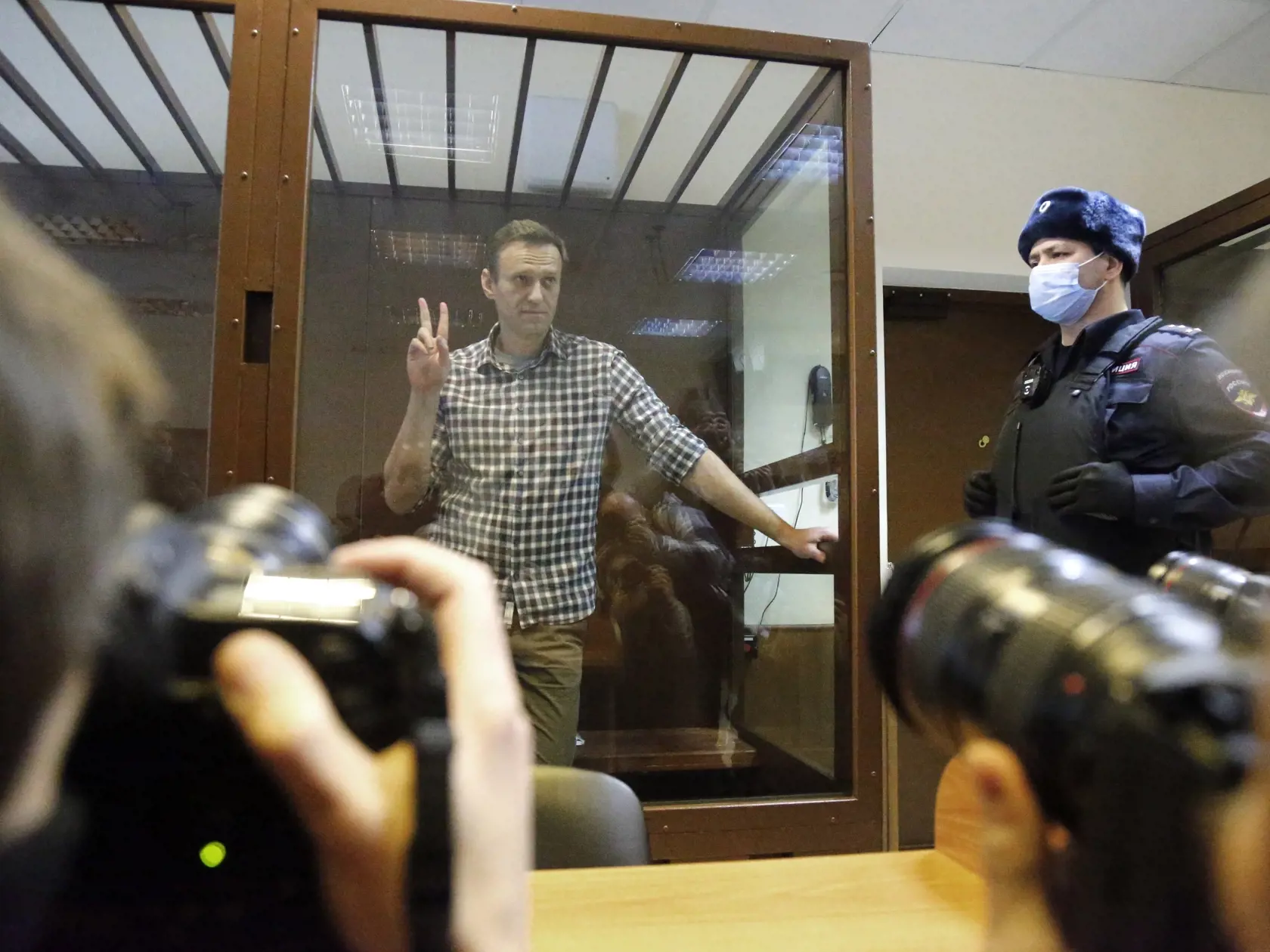 Ruský opozičný líder Alexej Navaľnyj stojí v klietke na súde v Moskve 20. februára 2021.
