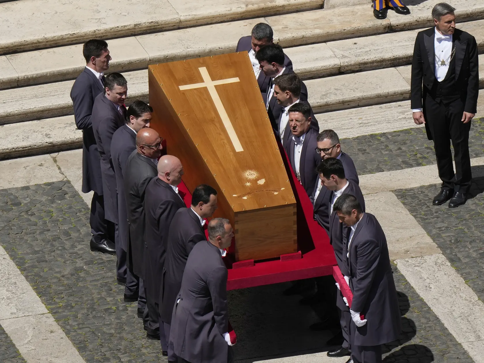 JB 48 Rím - Rakva s telesnými pozostatkami zosnulého pápeža Františka je vynášaná do Baziliky Panny Márie Väčšej (Santa Maria Maggiore) na konci pohrebného sprievodu, kde pápeža pochovajú. Rakvu s telom zosnulého pápeža Františka v neverejnom obrade uložili v jeho obľúbenej Bazilike Panny Márie Väčšej. Najväčšia rímska mariánska bazilika je od Vatikánu vzdialená asi šesť kilometrov. Rakvu preto do chrámu dopravili papamobilom, informuje TASR. Cestu, cez ktorú prechádzal pohrebný sprievod, lemovali davy veriacich, niektorí skandovali pápežovo meno. Pápež František zomrel na Veľkonočný pondelok vo veku 88 rokov. FOTO TASR/AP 

The coffin of Pope Francis is carried into St. Mary Major Basilica in Rome, Saturday, April 26, 2025. (AP Photo/Luca Bruno)