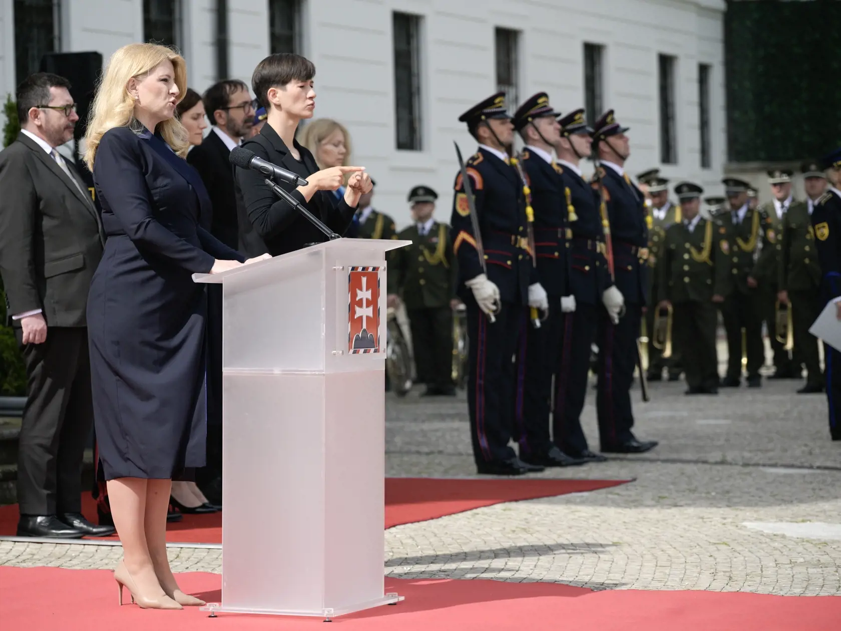 Na snímke vľavo prezidentka SR Zuzana Čaputová počas príhovoru na slávnostnom odovzdaí bojovej zástavy  65. prieskumného práporu Prešov na nádvorí Prezidentského paláca 23. mája 2024 v Bratislave. FOTO TASR - Pavel Neubauer