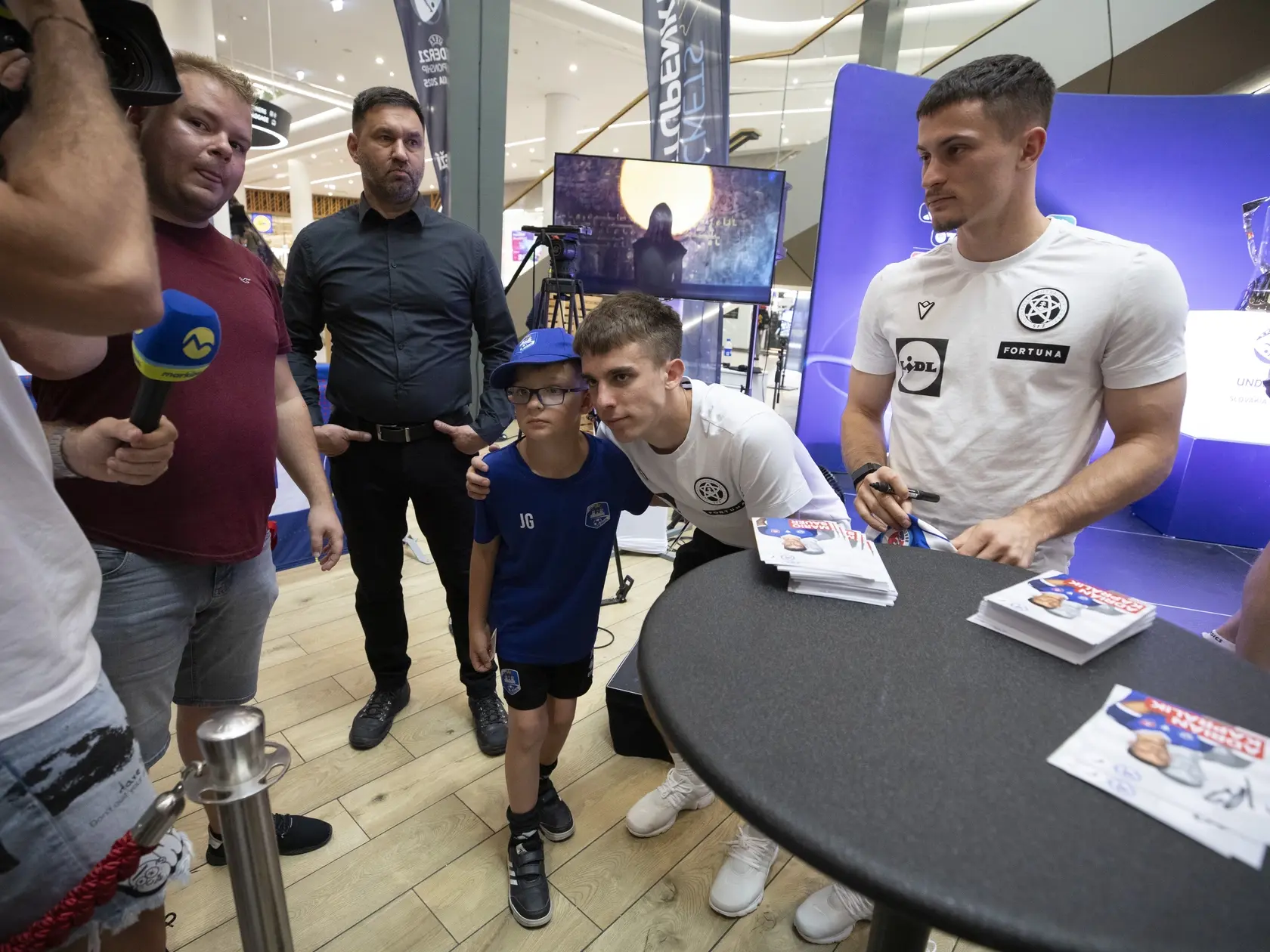 Na snímke je Mediálny termín slovenských futbalistov pred blížiacimi sa domácimi majstrovstami Európy do 21 rokov. Mário Sauer, Adrián Kaprálik