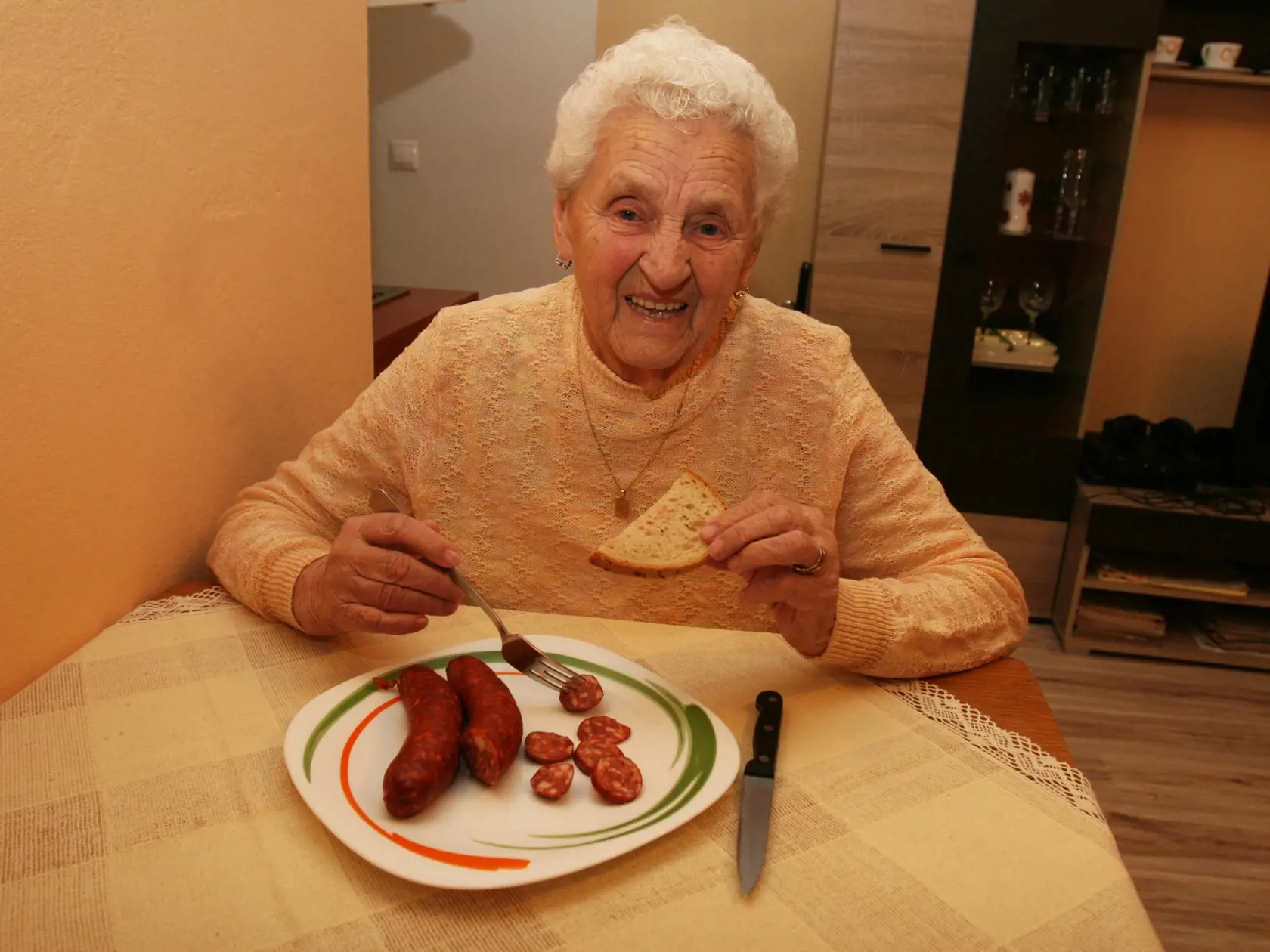 Pani Emília Dzuráková (90) zo Starej Turej tiež nedá dopustiť na voňavé údené.