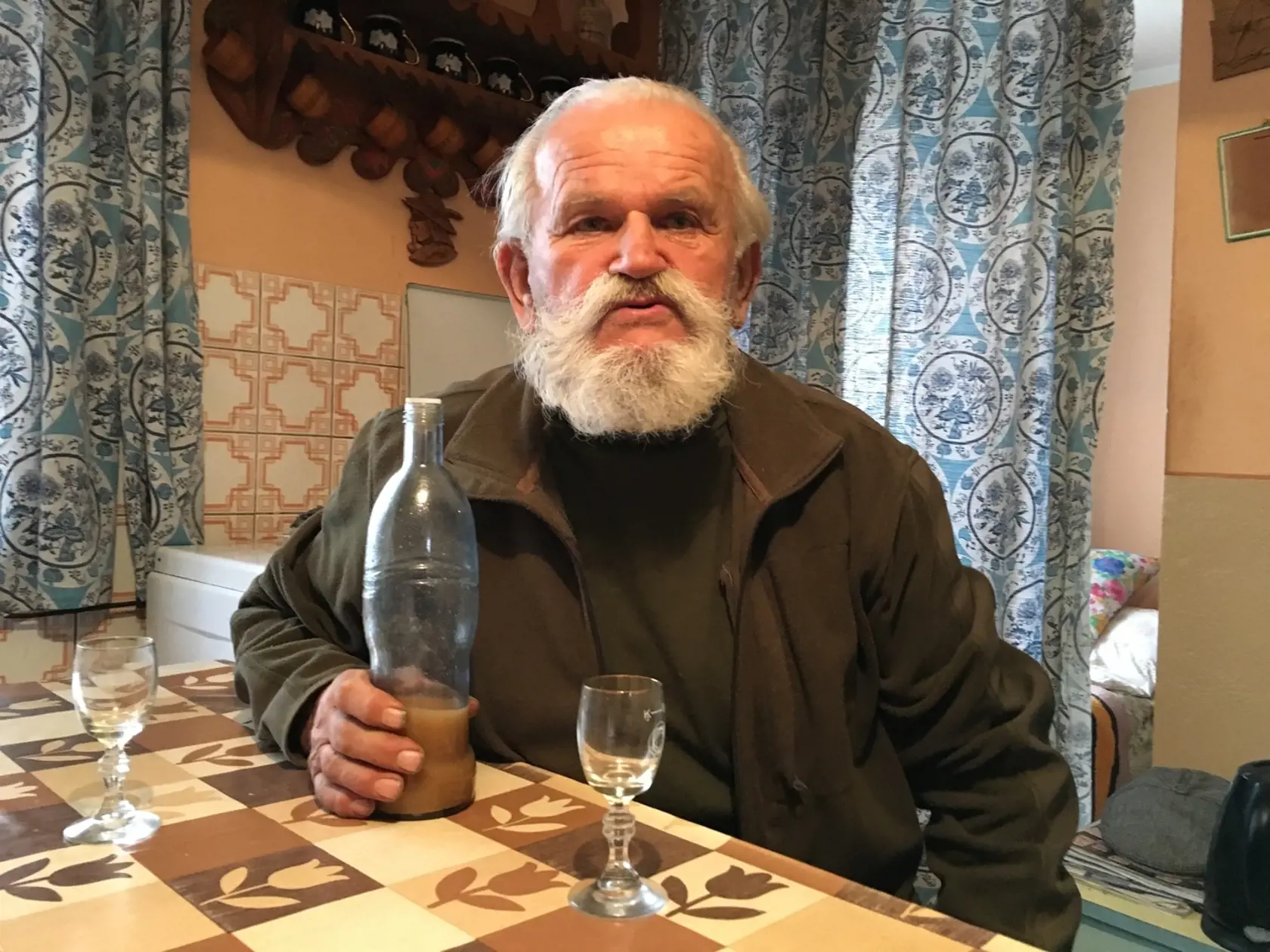 Štefan Wolf si utužuje zdravie aj ďumbierovou pálenkou.