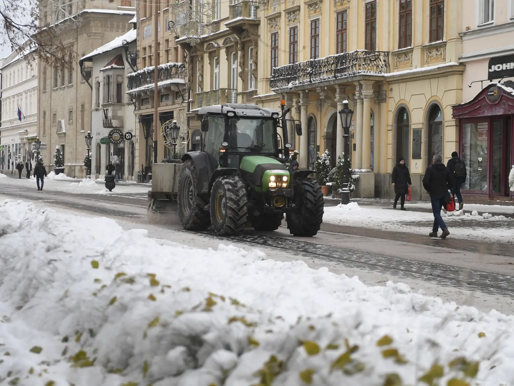 Na snímke traktor s kefou čistí cyklistický chodník od snehu na Hlavnej ulici v Košiciach 14. decembra 2022.