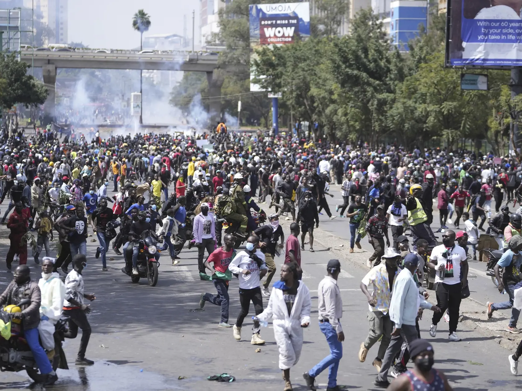 WA 14 Nairobi - Demonštranti utekajú pred vodným delom, ktoré používa polícia počas protestu proti zavedeniu nových daní v centre Nairobi v utorok 25. júna 2024. FOTO TASR/AP 

Protesters scatter as Kenya police spray water canon at them during a protest over proposed tax hikes in a finance bill in downtown Nairobi, Kenya Tuesday, June. 25, 2024. (AP Photo/Brian Inganga)