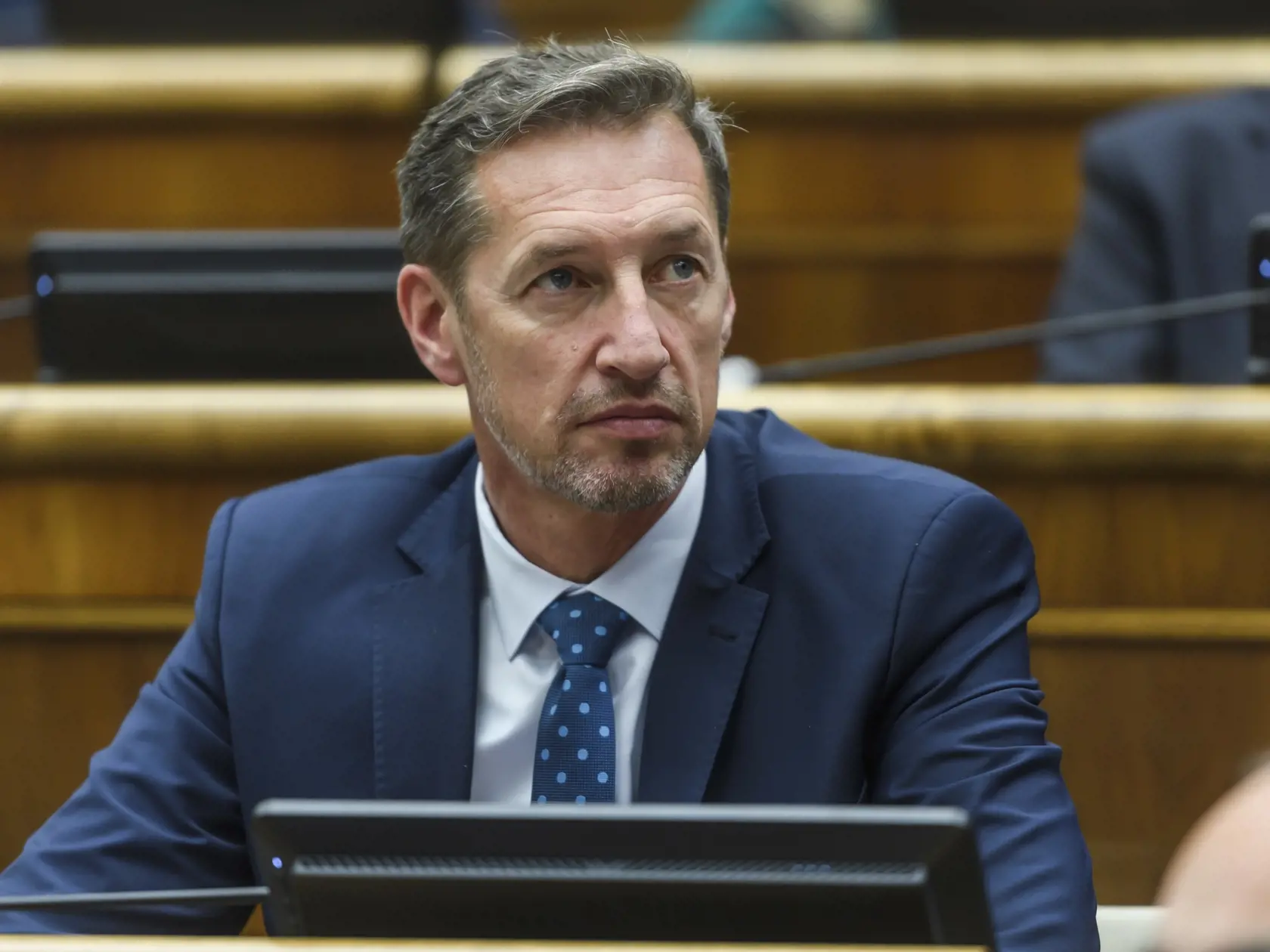 Na snímke poslanec Národnej rady SR Milan Majerský (KDH) počas hlasovania o schválení novely tzv. kompetenčného zákona na 6. schôdzi parlamentu v Bratislave 16. januára 2024.