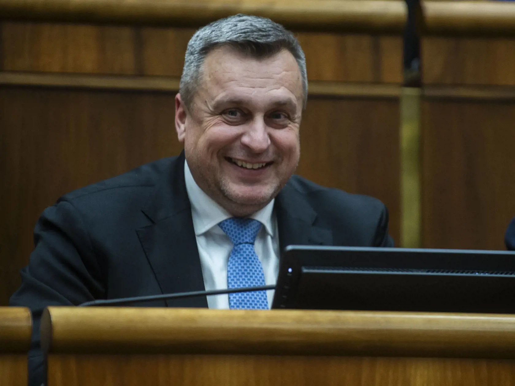 Na snímke podpredseda Národnej rady (NR) SR Andrej Danko (SNS) sa usmieva pred hlasovaním poslancov o programe mimoriadnej schôdze parlamentu o odvolaní šéfa SNS z postu podpredsedu parlamentu pre okolnosti jeho dopravnej nehody v Bratislave vo štvrtok 18. januára 2024.