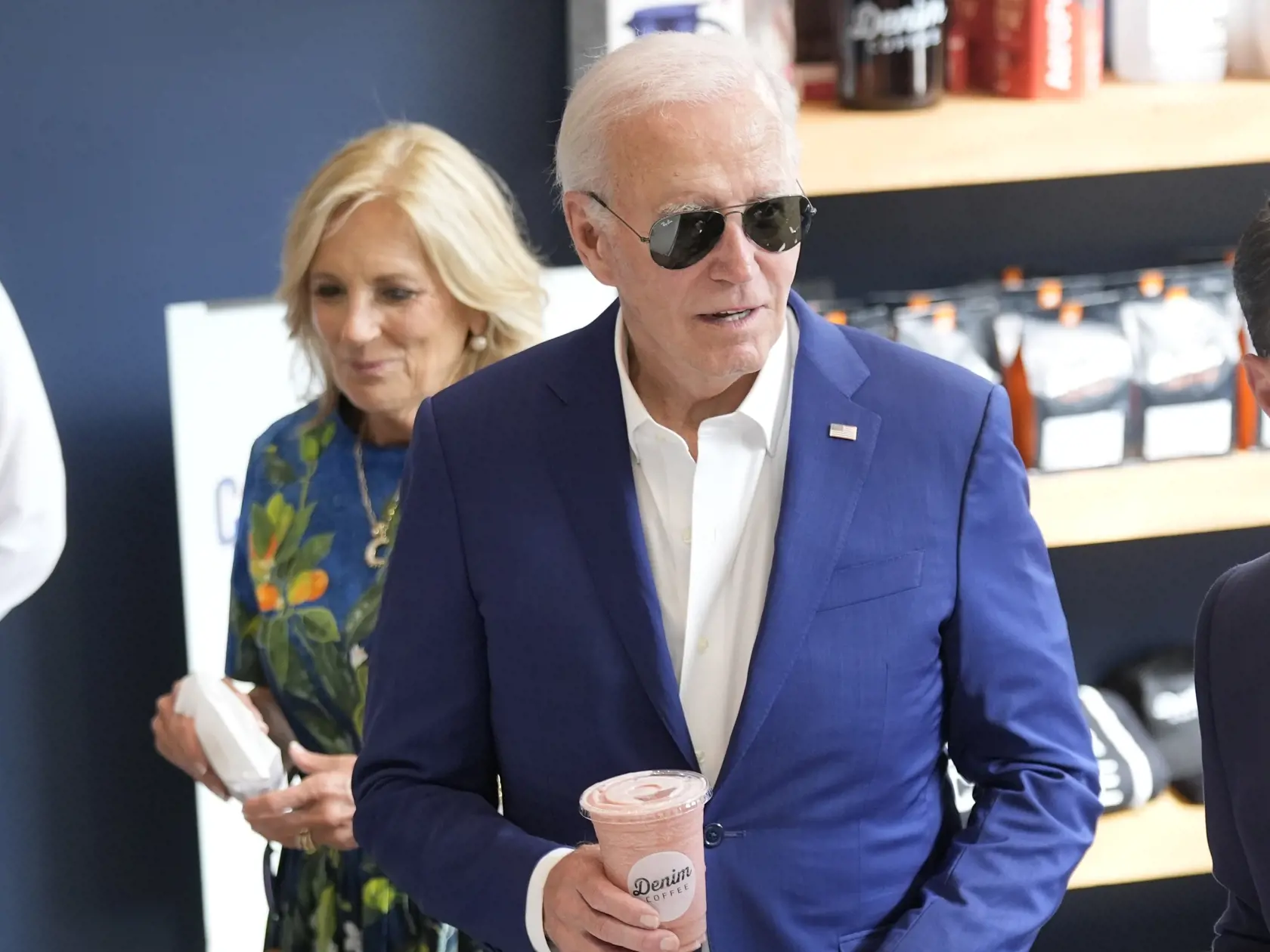 Americký prezident Joe Biden (uprostred) a prvá dáma USA Jill Bidenová (vľavo) diskutuje v kaviarni počas predvolebnej  kampane v meste Harrisburg v štáte Pensylvánia v nedeľu 7. júla 2024.  Tento týždeň bude prezident USA hostiteľom summitu NATO vo Washingtone.