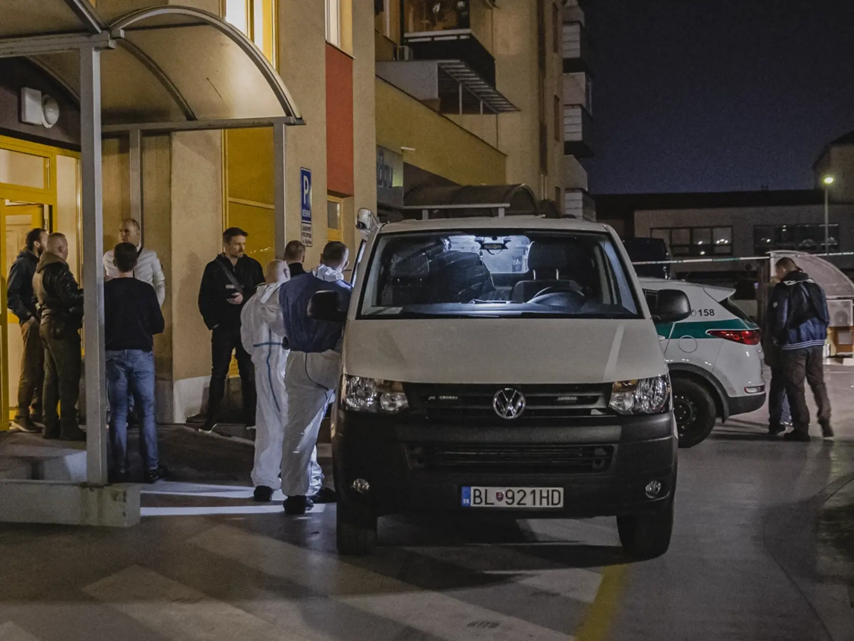 Polícia krátko po 10.15h prijala informáciu, v zmysle ktorej malo dôjsť k pádu osoby mužského pohlavia z jedného z bytov na Vyšehradskej ulici v Petržalke. Muž bol privolanou záchrannou službou prevezený do jednej z nemocníc, kde zraneniam podľahol. 
Krátko po 15.00 h sme prijala ďalšie oznámenie, v zmysle ktorého malo dôjsť na uvedenej adrese k pádu ďalšej osoby – tentokrát ženského pohlavia. Tá utrpela pádom zranenia, ktorým na mieste podľahla. 
Policajti na mieste vykonávali od prvotného ozná