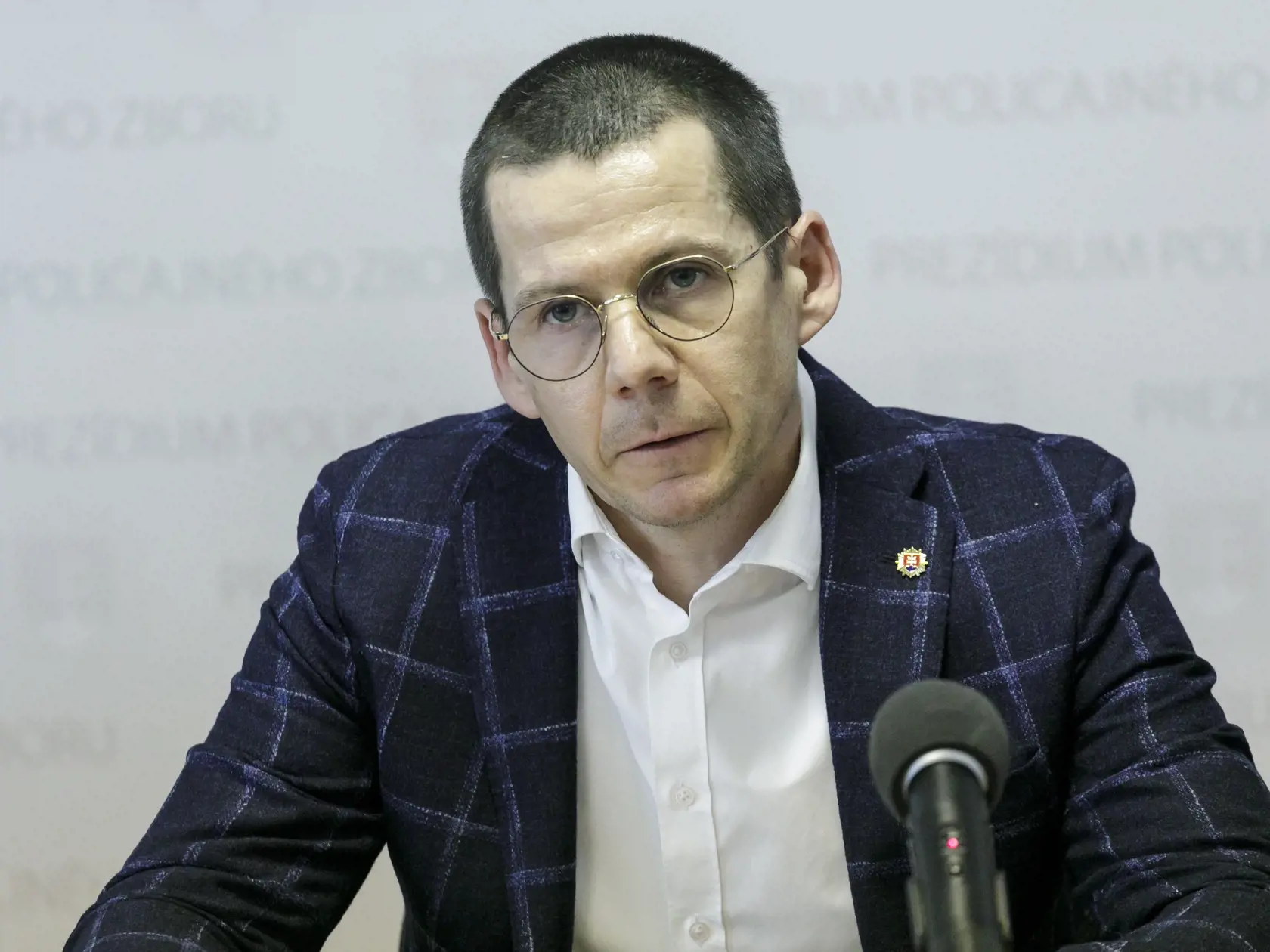 Dočasne poverený prezident Policajného zboru SR Štefan Hamran vzhľadom na to, aby vylúčil akékoľvek pochybnosti o nezaujatosti pri vyšetrovaní prípadu streľby v Prešove, zastavil kontrolu, ktorú vykonávalo krajské riaditeľstvo Policajného zboru v Prešove. "Po mojej vzájomnej dohode so zástupcom riaditeľa Úradu inšpekčnej služby bude inšpekcia okrem trestného stíhania vedeného v tejto veci, vykonávať aj kontrolu," odkázal cez sociálnu sieť.