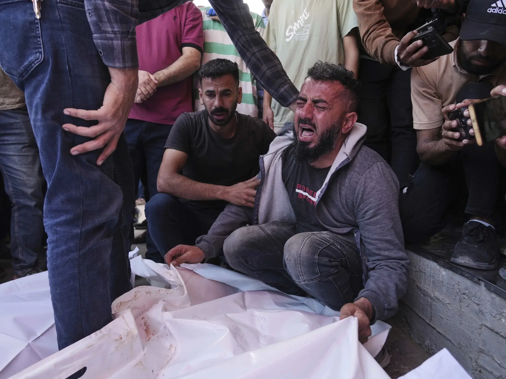 JB 21 Dajr al-Balah - Palestínčan narieka pri telách svojich príbuzných, manželky a dvoch detí, zabitých počas izraelského bombardovania Pásma Gazy, počas ich pohrebu v márnici nemocnice Al-Aksá v meste Dajr al-Balah 20. mája 2025. FOTO TASR/AP
Osama Abu Mosabbah, mourns his wife and two children who were killed in an Israeli army airstrike on the Gaza Strip, during their funeral at Al-Aqsa Hospital in Deir al-Balah, Gaza, Tuesday, May 20, 2025. (AP Photo/Abdel Kareem Hana)