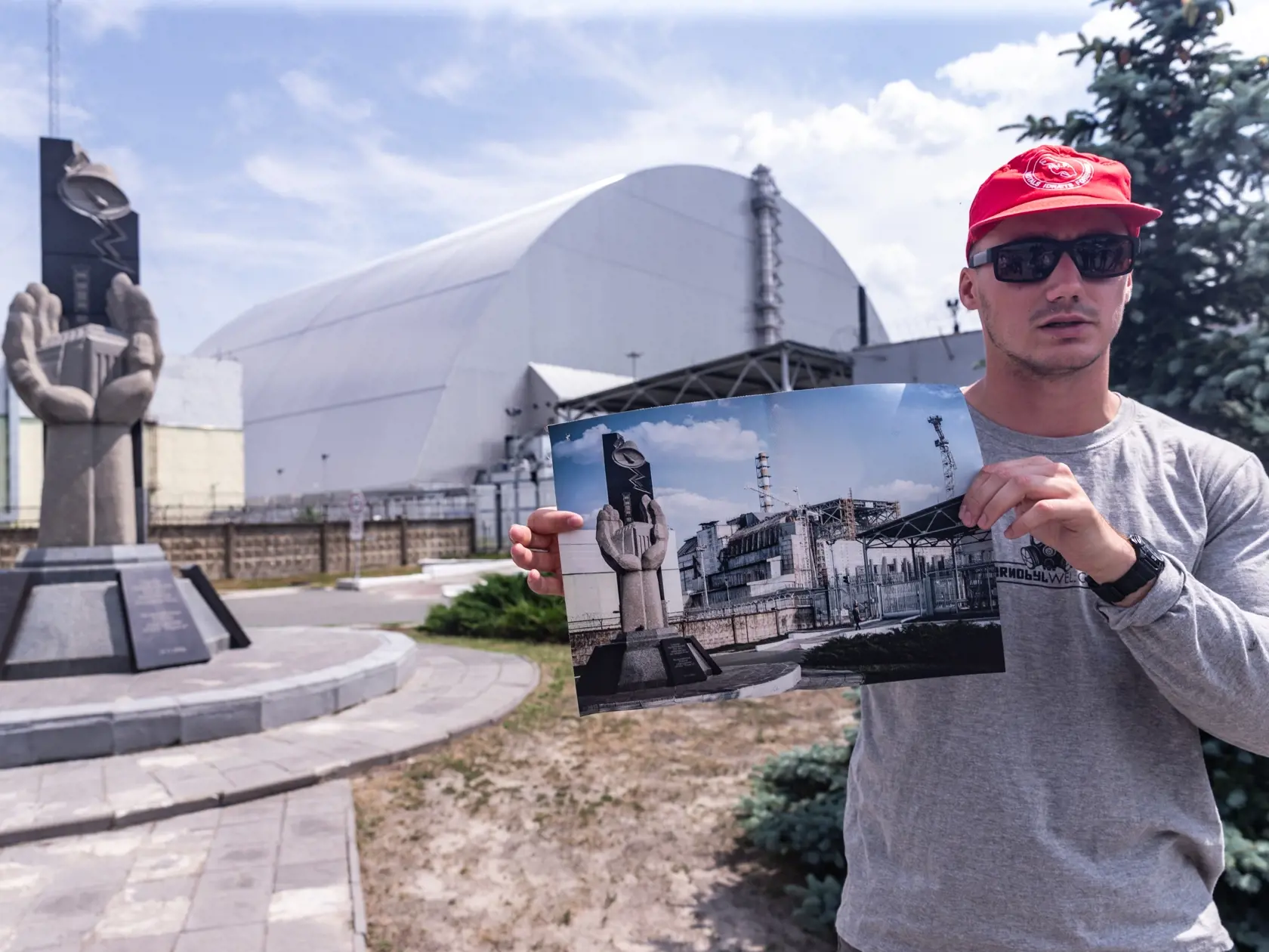 Stáli sme iba 80 metrov pred reaktorom. Na fotografii, ktorú drží náš sprievodca, je pre porovnanie elektráreň pred výbuchom.