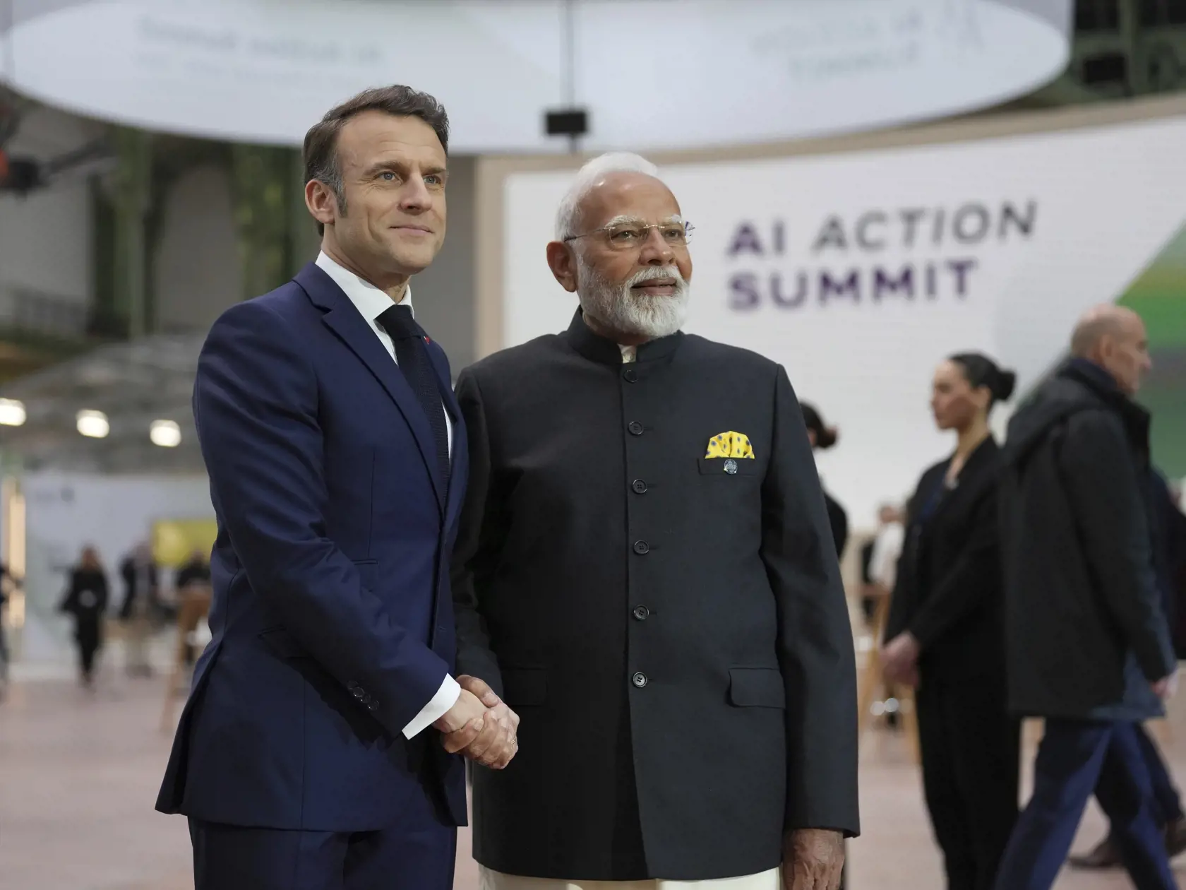 AZ14 Paríž - Francúzsky prezident Emmanuel Macron (vľavo) a premiér Indie Naréndra Módí si podávajú ruky počas summitu o umelej inteligencii v Paríži 11. februára 2025. Na summite sa stretlo takmer 100 hláv štátov a vlád a 1000 zástupcov občianskej spoločnosti z približne sto krajín. FOTO TASR/AP 

French President Emmanuel Macron, center left, poses with India's Prime Minister Narendra Modi at the Grand Palais during the Artificial Intelligence Action Summit in Paris, Tuesday, Feb. 11, 2025. (AP Photo/Aurelien Morissard)