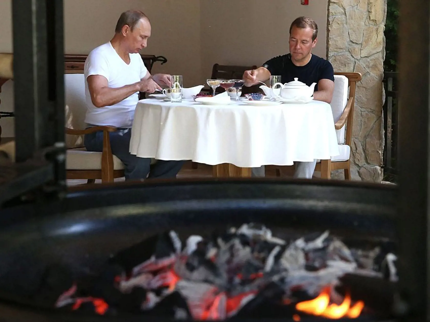 Okrem svojho hlavného sídla má Putin množstvo sídiel po celom Rusku. Jedným z najviac medializovaných je Bocharov Ruchey v Soči.

Dokončený bol v roku 1955 a objednal ho Kliment Vorošilov, sovietsky maršál a silák za Josifa Stalina. Túto vládnu daču navštevovali sovietski vodcovia ako Chruščov a Brežnev. V modernom Rusku sa Bocharov Ruchey stal oficiálnym letným sídlom ruského prezidenta a je to jediná vládna chata pri Čiernom mori.