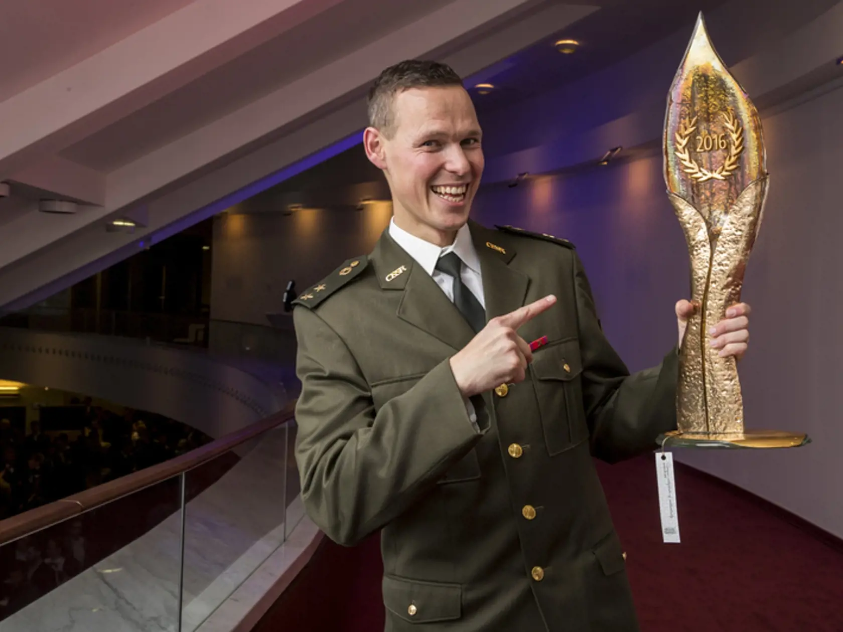 Matej Tóth s trofejou pre najlepšieho športovca na Slovensku.