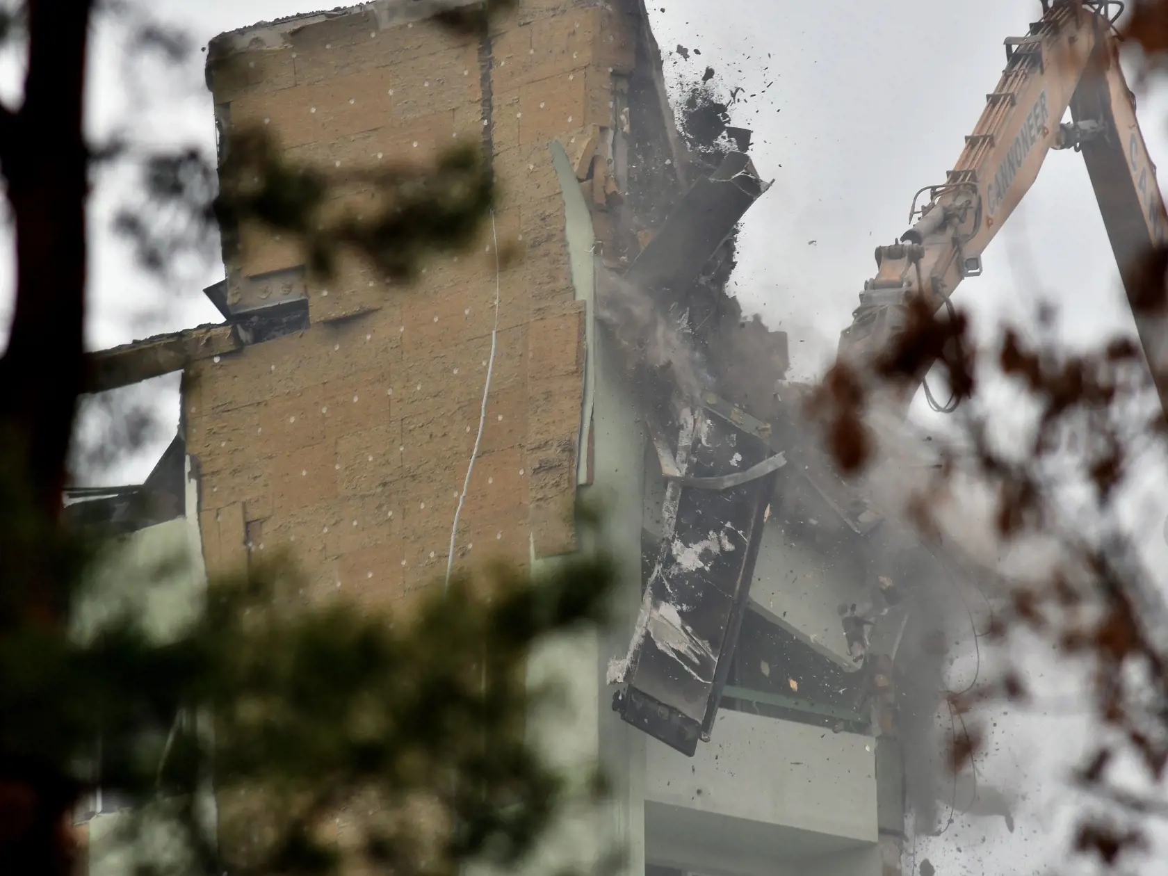 Na snímke tretí deň demolácie 12-podlažnej bytovky na Mukačevskej ulici v Prešove 18. decembra 2019. Bytovku zničil výbuch plynu 6.decembra. Výbuch neprežilo sedem ľudí a jedna osoba je nezvestná. FOTO TASR – Roman Hanc