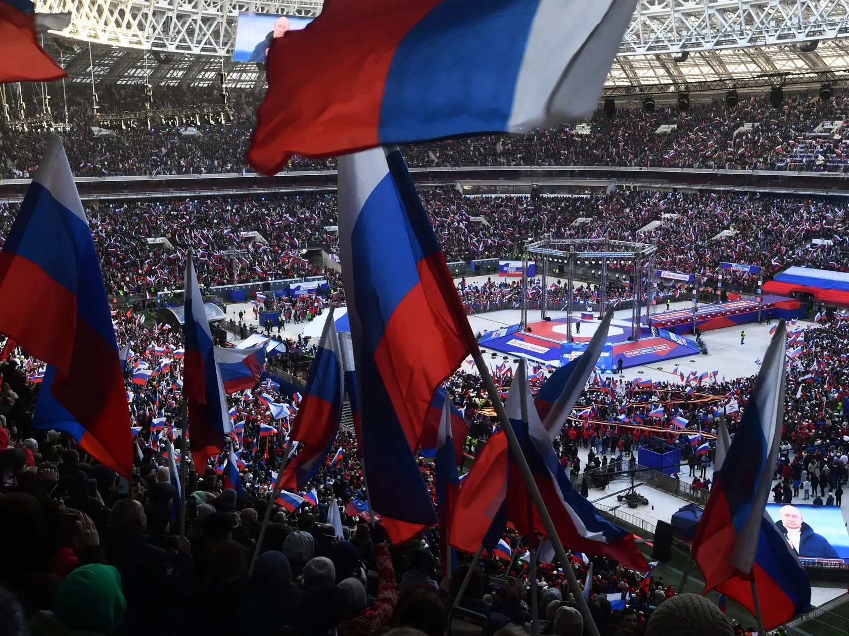 JB 18 Moskva - Ruský prezident Vladimir Putin (uprostred vpravo na pódiu) počas prejavu na koncerte, ktorý sa konal pri príležitosti ôsmeho výročia vyhlásenia Krymskej republiky a mesta Sevastopoľ za subjekty Ruskej federácie v Moskve v piatok 18. marca 2022. FOTO TASR/AP 

Russian President Vladimir Putin,  centre right on a podium, delivers his speech at the concert marking the eighth anniversary of the referendum on the state status of Crimea and Sevastopol and its reunification with Russia, 