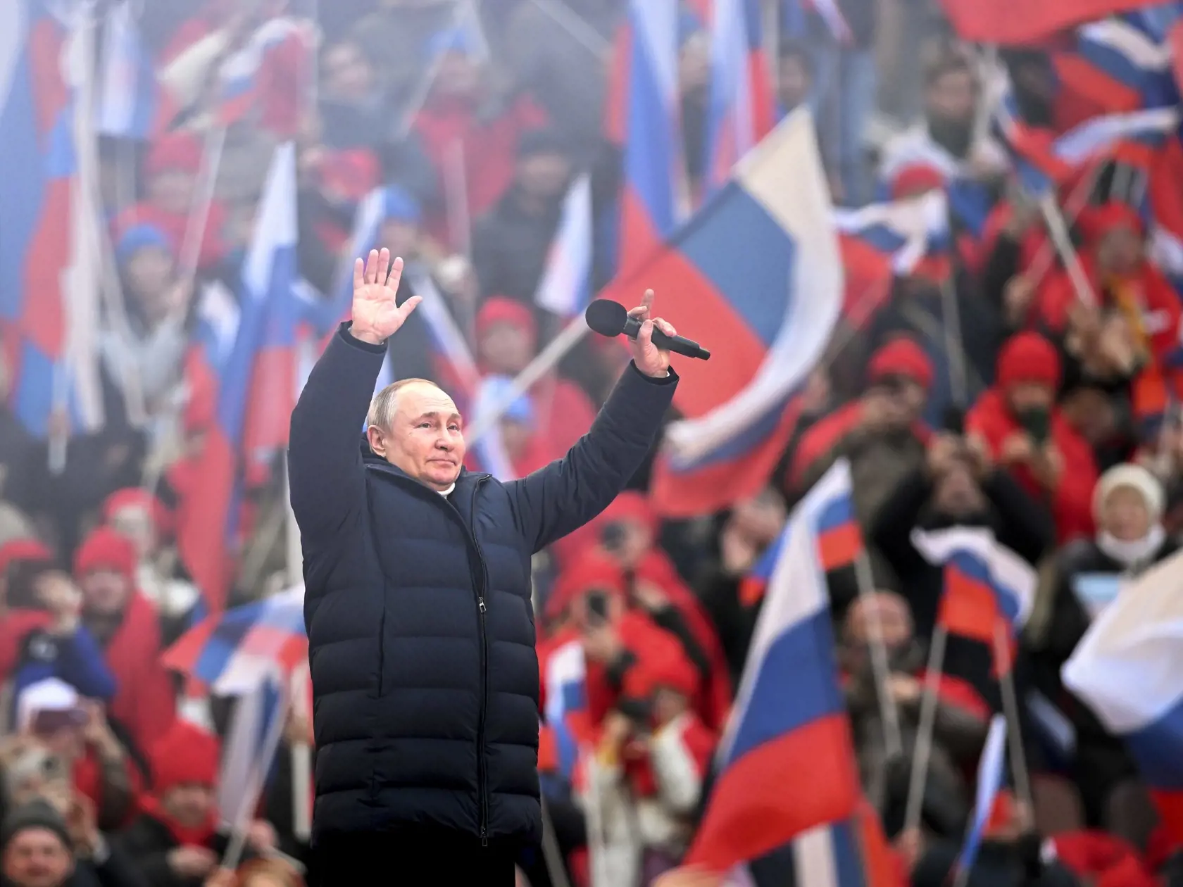 JB 15 Moskva - Ruský prezident Vladimir Putin  zdraví ľudí po jeho prejave na koncerte, ktorý sa konal pri príležitosti ôsmeho výročia vyhlásenia Krymskej republiky a mesta Sevastopoľ za subjekty Ruskej federácie v Moskve v piatok 18. marca 2022. FOTO TASR/AP 

Russian President Vladimir Putin greets people after his speech at the concert marking the eighth anniversary of the referendum on the state status of Crimea and Sevastopol and its reunification with Russia, in Moscow, Russia, Friday, Mar