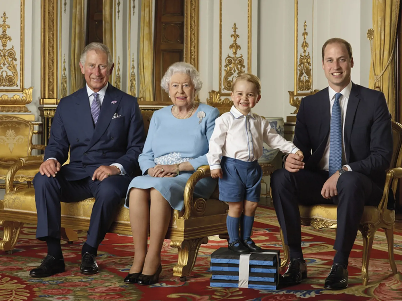 Na snímke, ktorú zverejnila Kráľovská pošta je počas leta 2015 zľava princ Charles, kráľovná Alžbeta II., princ George a princ Villiam - štyri generácie Britskej kráľovskej rodiny