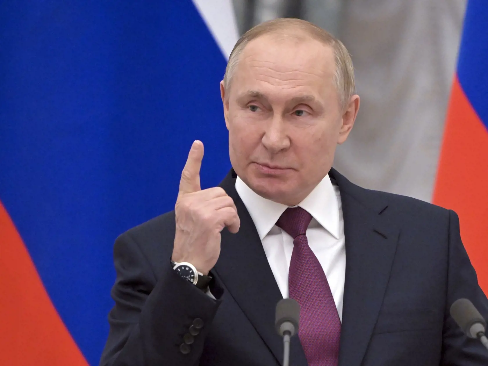 JB 54 Moskva - Ruský prezident Vladimir Putin gestikuluje počas spoločnej tlačovej konferencie s nemeckým kancelárom Olafom Scholzom (nie je na snímke) po ich stretnutí v Moskve 15. februára 2022. Rusko je pripravené rokovať so Spojenými štátmi a Severoatlantickou alianciou (NATO) o opatreniach zameraných na budovanie vzájomnej dôvery. Vyhlásil to v utorok ruský prezident Vladimir Putin po rokovaniach s nemeckým kancelárom Olafom Scholzom. Podľa Putina Rusko nechce vojnu, a preto predložilo bezp