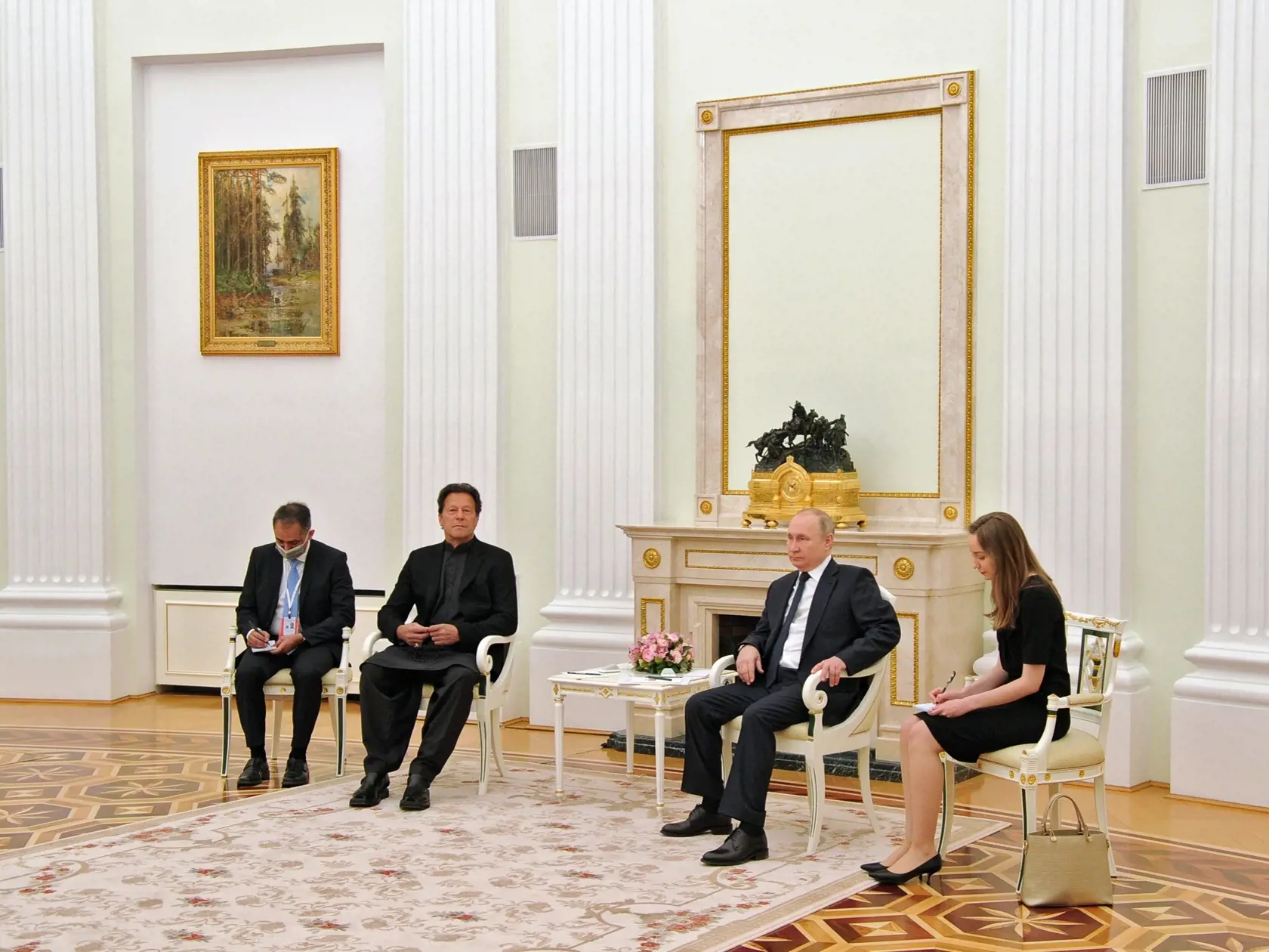 KK3 Moskva - Ruský prezident Vladimir Putin (uprostred vpravo) a pakistanský premiér Imran Chán (uprostred vľavo) počas stretnutia v Moskve 24. februára 2022. FOTO TASR/AP
Russian President Vladimir Putin, center right, and Pakistan's Prime Minister Imran Khan, center left, talk during their meeting in Kremlin in Moscow, Russia, Thursday, Feb. 24, 2022. (Mikhail Klimentyev, Sputnik, Kremlin Pool Photo via AP)