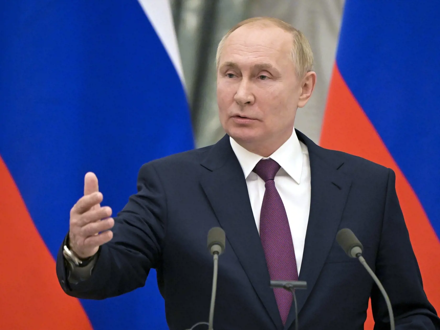 JB 53 Moskva - Ruský prezident Vladimir Putin gestikuluje počas spoločnej tlačovej konferencie s nemeckým kancelárom Olafom Scholzom (nie je na snímke) po ich stretnutí v Moskve 15. februára 2022. Rusko je pripravené rokovať so Spojenými štátmi a Severoatlantickou alianciou (NATO) o opatreniach zameraných na budovanie vzájomnej dôvery. Vyhlásil to v utorok ruský prezident Vladimir Putin po rokovaniach s nemeckým kancelárom Olafom Scholzom. Podľa Putina Rusko nechce vojnu, a preto predložilo bezp