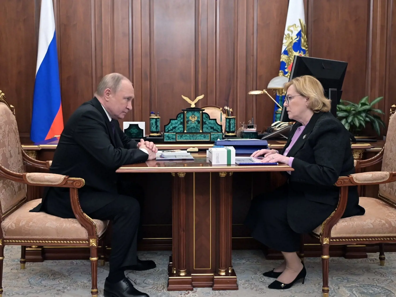 JB 14 Moskva - Ruský prezident Vladimir Putin (vľavo) počúva šéfku Liečebno-biologickej agentúry Ruskej federácie Veroniku Skvorcovovú počas ich stretnutia v Moskve 15. marca 2022. FOTO TASR/AP

Russian President Vladimir Putin listens to Veronika Skvortsova, a head of Federal Medical-Biological Agency of the Russian Federation in Moscow, Russia, Tuesday, March 15, 2022. (Mikhail Klimentyev, Sputnik, Kremlin Pool Photo via AP)