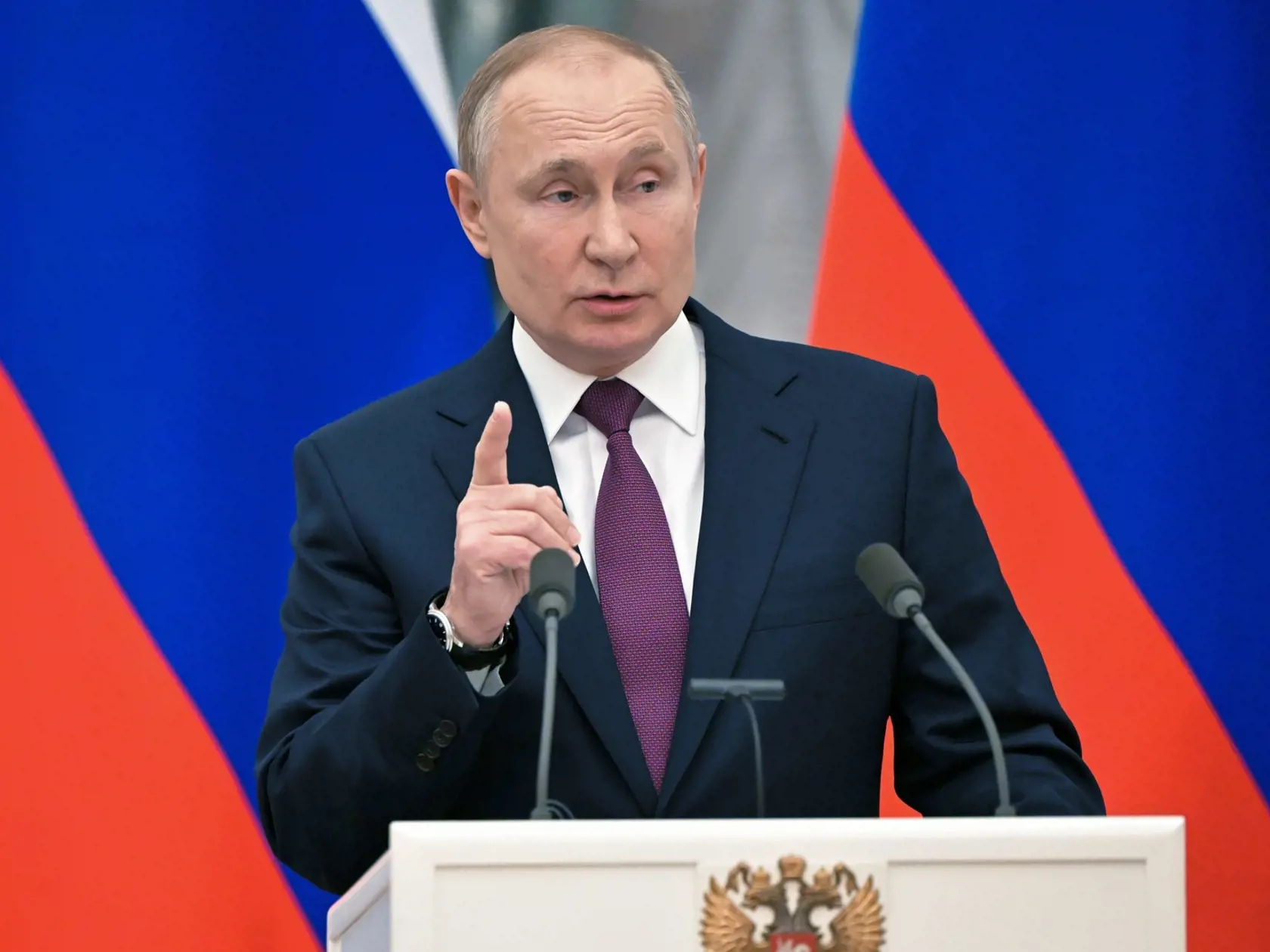 JB 39 Moskva - Ruský prezident Vladimir Putin gestikuluje počas spoločnej tlačovej konferencie s nemeckým kancelárom Olafom Scholzom (nie je na snímke) po ich stretnutí v Moskve 15. februára 2022. Rusko je pripravené rokovať so Spojenými štátmi a Severoatlantickou alianciou (NATO) o opatreniach zameraných na budovanie vzájomnej dôvery. Vyhlásil to v utorok ruský prezident Vladimir Putin po rokovaniach s nemeckým kancelárom Olafom Scholzom. Podľa Putina Rusko nechce vojnu, a preto predložilo bezp