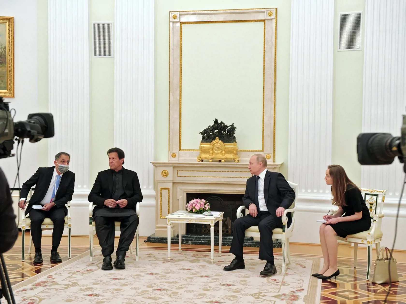 KK2 Moskva - Ruský prezident Vladimir Putin (uprostred vpravo) a pakistanský premiér Imran Chán (uprostred vľavo) počas stretnutia v Moskve 24. februára 2022. FOTO TASR/AP
Russian President Vladimir Putin, center right, and Pakistan's Prime Minister Imran Khan, center left, talk during their meeting in Kremlin in Moscow, Russia, Thursday, Feb. 24, 2022. (Mikhail Klimentyev, Sputnik, Kremlin Pool Photo via AP)