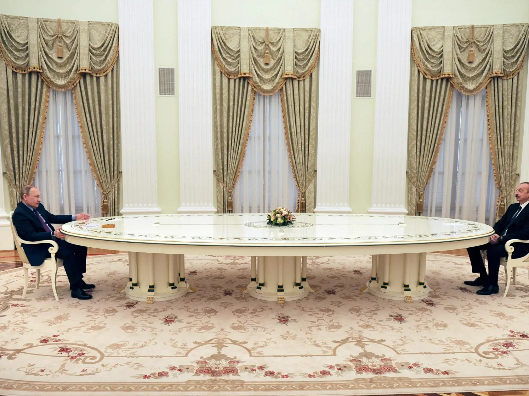 KK3 Moskva - Ruský prezident Vladimir Putin (vľavo) a azerbajdžanský prezident Iľham Alijev počas stretnutia v Moskve 22. februára 2022. FOTO TASR/AP 
Russian President Vladimir Putin, left, speaks to Azerbaijani President Ilham Aliyev during their meeting in the Kremlin in Moscow, Russia, Tuesday, Feb. 22, 2022. (Sputnik, Kremlin Pool Photo via AP)