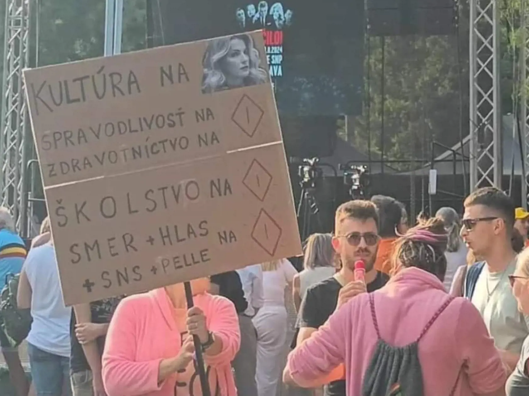 Vulgárne transparenty namierené proti Martine Šimkovičovej. Jej česť háji neznámy ctiteľ Juraj M.