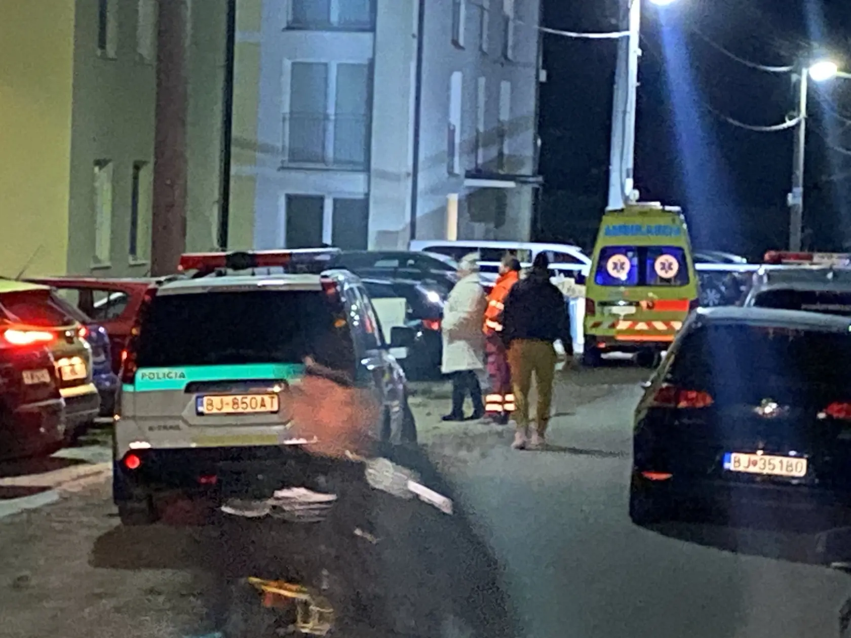Ulica hrôzy. V Rokytove pri Bardejove, v prvom bytovom dome vľavo na fotografii, na prízemí, policajt zastrelil iba mesačné bábätko a potom zbraň obrátil proti sebe
