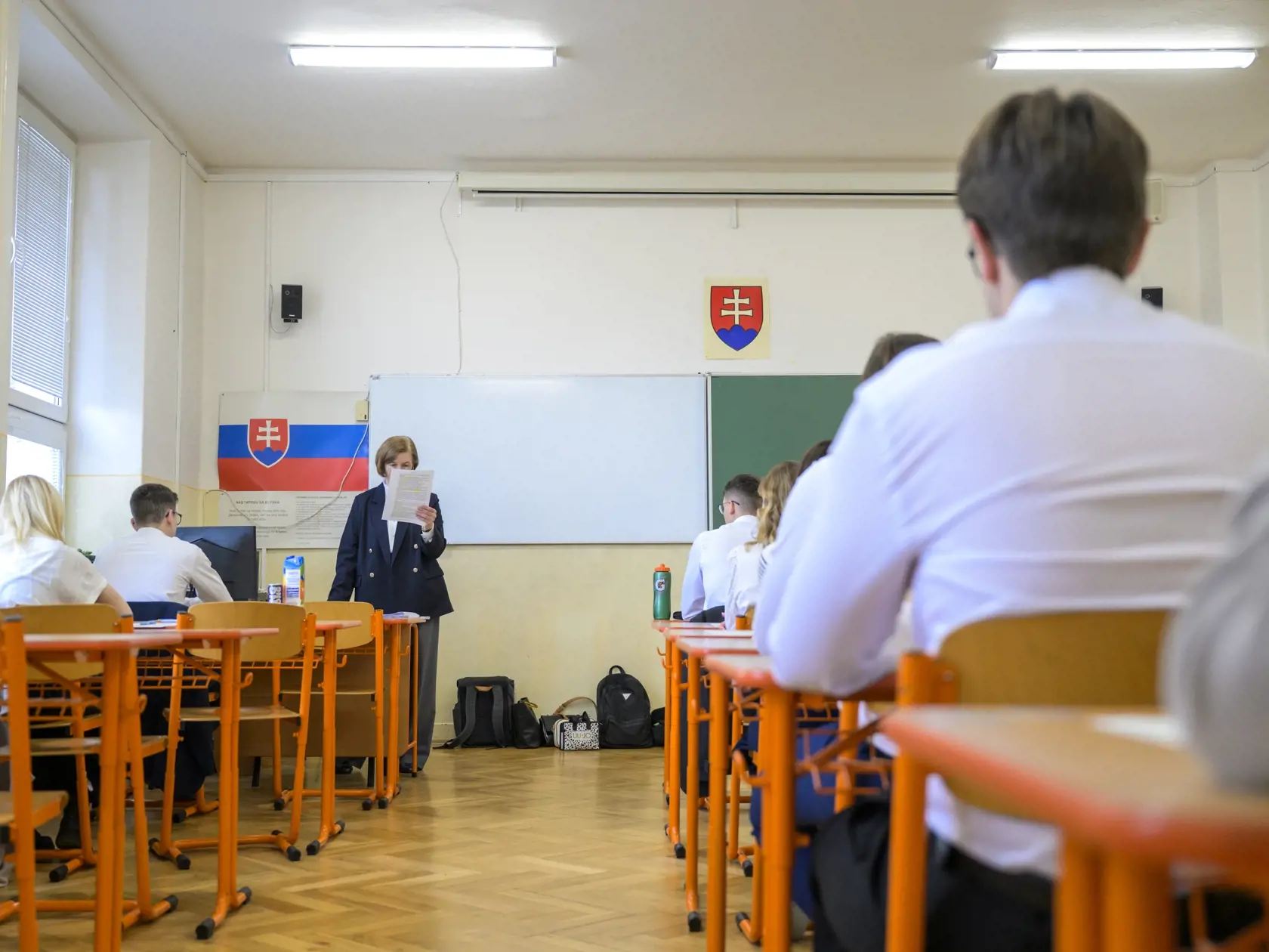 Na snímke učiteľka číta pokyny pred externou časťou a písomnou formou internej časti maturitnej skúšky zo slovenského jazyka a literatúry na Gymnáziu Jána Adama Raymana v Prešove 11. marca 2025.