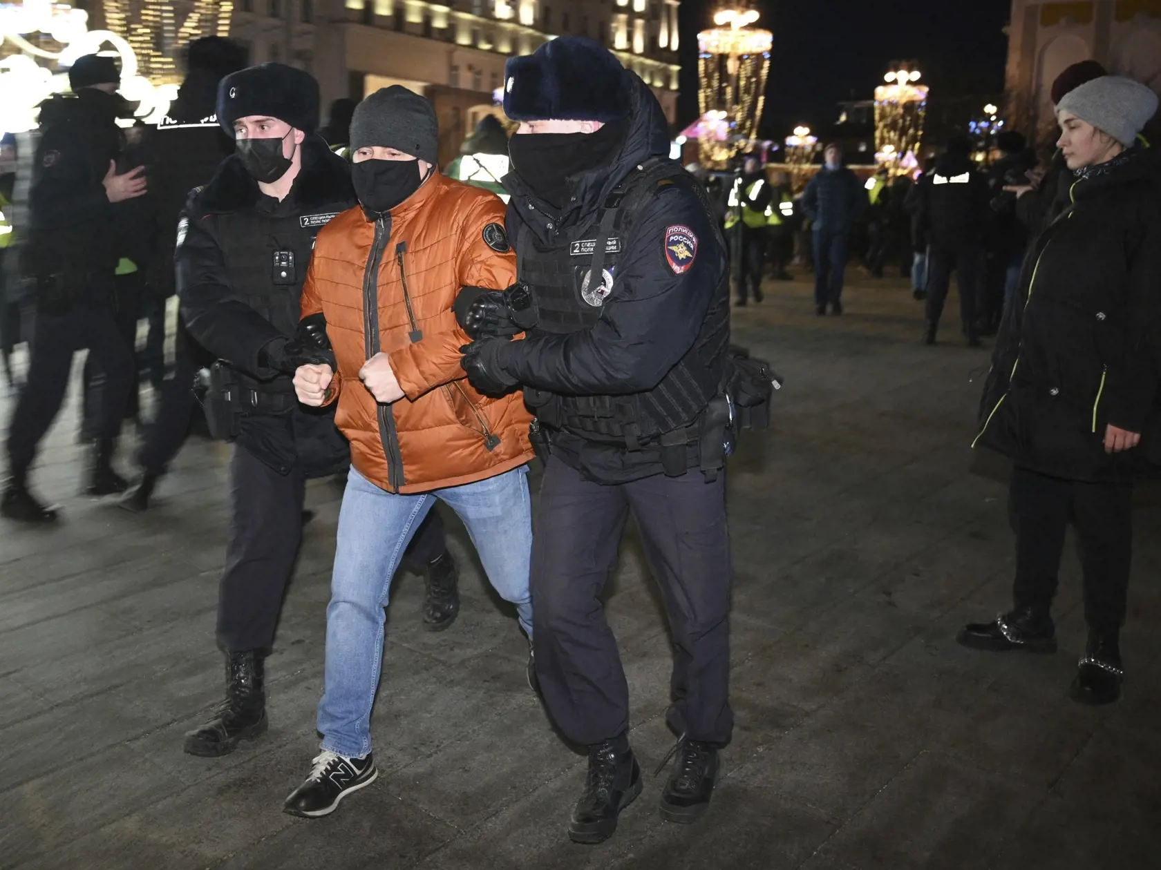 KK41 Moskva - Policajti zatýkajú muža počas akcie proti ruskému útoku na Ukrajinu, v Moskve 24. februára 2022. Počas protivojnových protestov jednotlivcov i zhromaždení proti invázii, ktorú Rusko vo štvrtok začalo na Ukrajine, zadržala polícia v 39 ruských mestách zatiaľ takmer 400 ľudí. FOTO TASR/AP
Police officer detain a demonstrator during an action against Russia's attack on Ukraine in Moscow, Russia, Thursday, Feb. 24, 2022. Hundreds of people gathered in the center of Moscow on Thursday, 