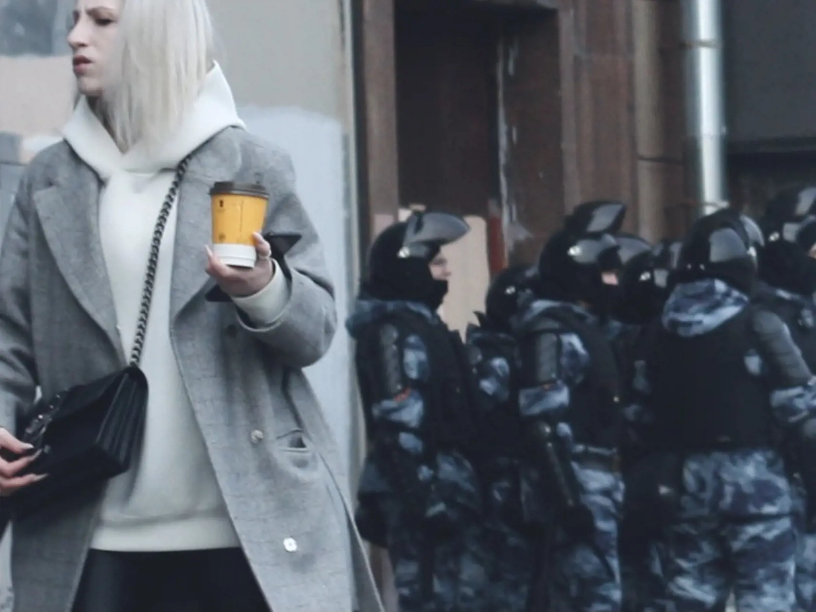 OMON už čaká: Policajti pripravení zasiahnuť po ľuďoch protestujúcich za mier.