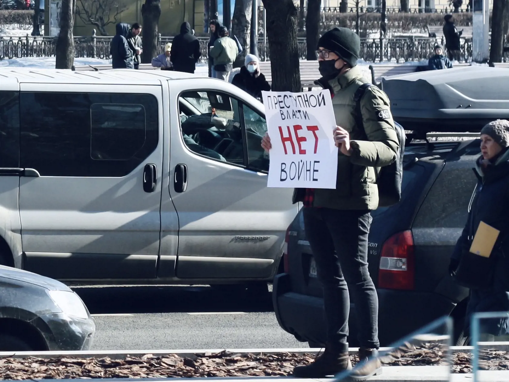 Protestant: S nápisom Nie vojne na seba rýchlo prilákal pozornosť polície.