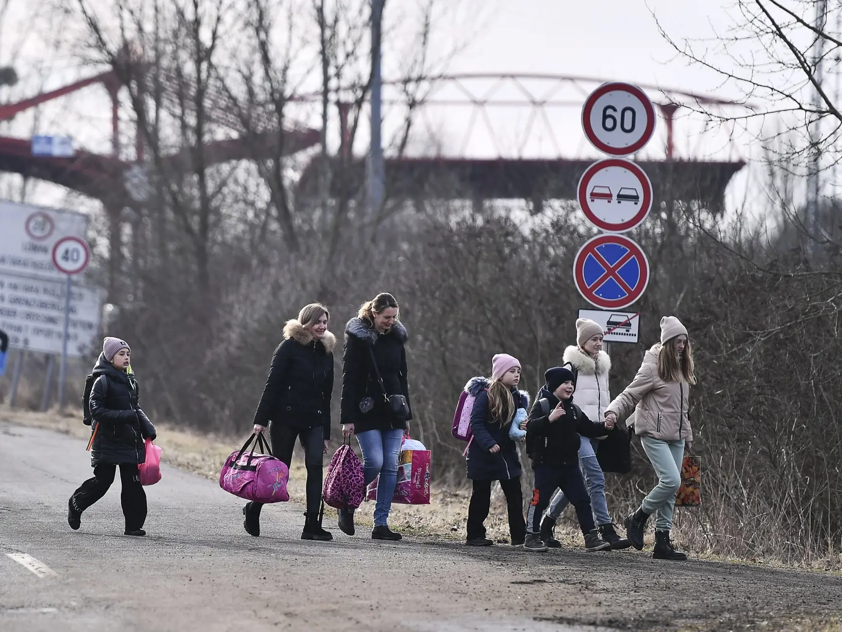 PK 34 Lónya - Ľudia opúšťajú Ukrajina v pohraničnej maďarskej obci Lónya v piatok 25. februára 2022. FOTO TASR/AP

People flee from Ukraine at the Hungarian-Ukrainian border, in Lonya, Hungary, Friday, Feb 25, 2022. Hungary has extended legal protection to those fleeing the Russian invasion. (AP Photo/Anna Szilagyi)